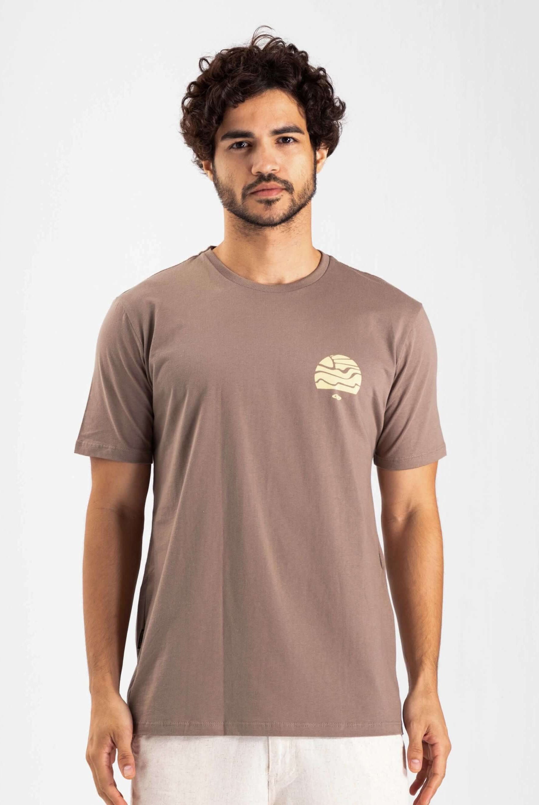 Camiseta Summer Trip da Greenish em caqui, modelo clássico, com estampa exclusiva e confortável para o verão.
