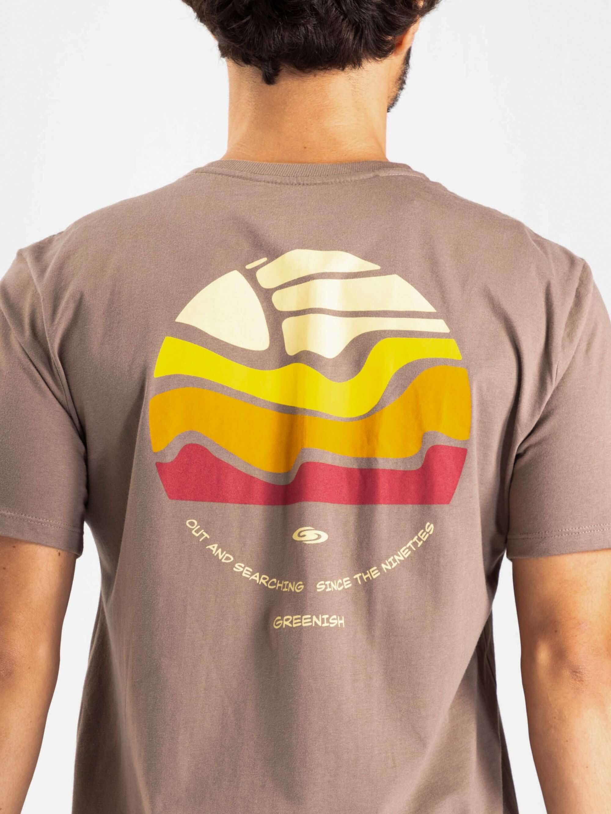 Camiseta Summer Trip Greenish caqui com estampa vibrante inspirada no verão, perfeita para suas viagens.