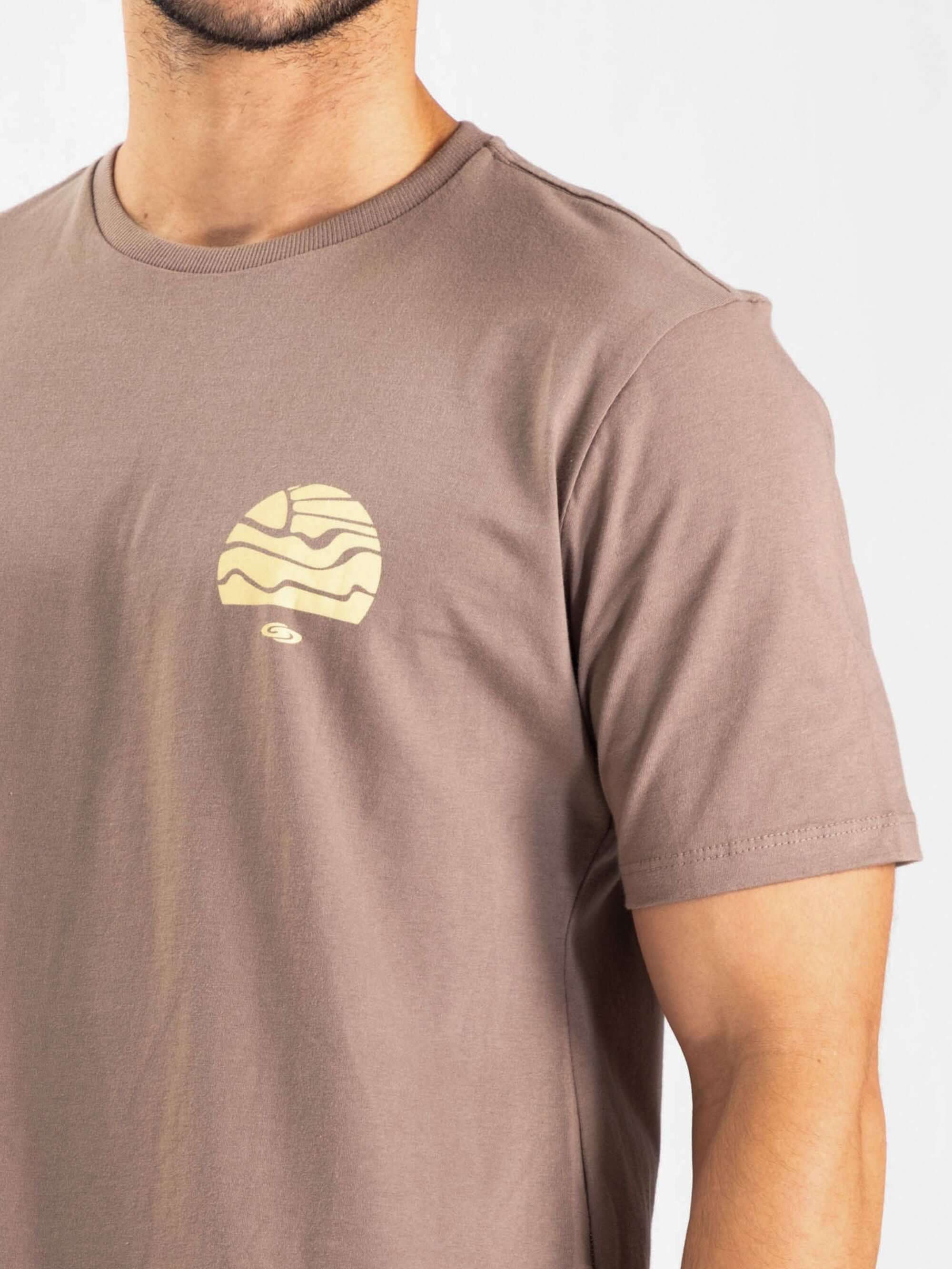 Camiseta Summer Trip da Greenish em caqui, estampa solar vibrante, perfeita para as suas aventuras de verão.