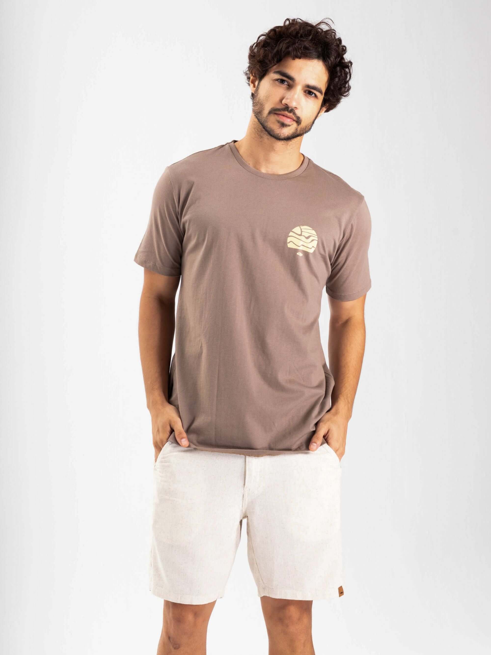 Camiseta Summer Trip da Greenish em caqui, modelo clássico com estampa, ideal para viagens de verão.