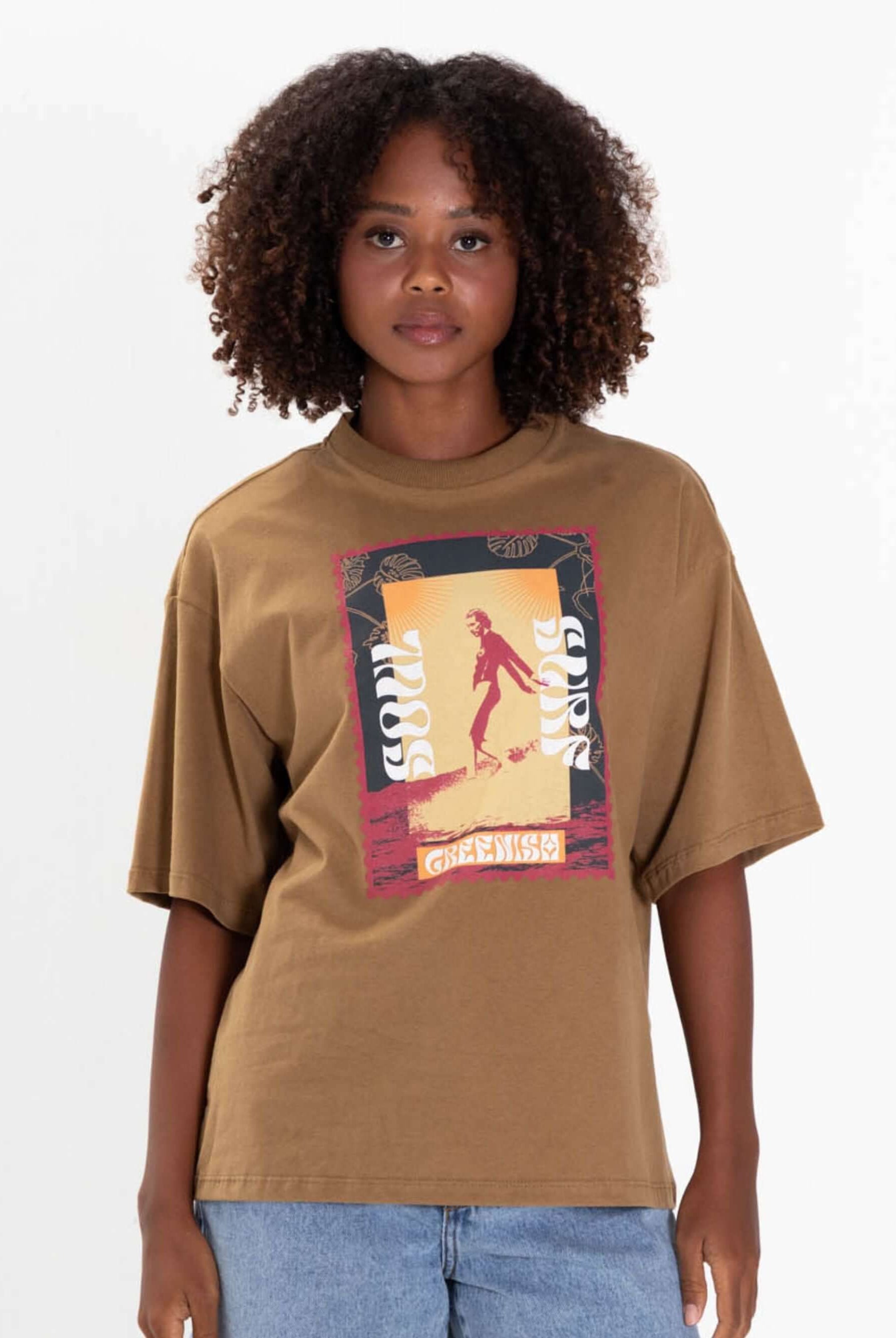 Camiseta oversized Soul Surf Girl da Greenish, 100% algodão, em caqui com estampa única de surf.