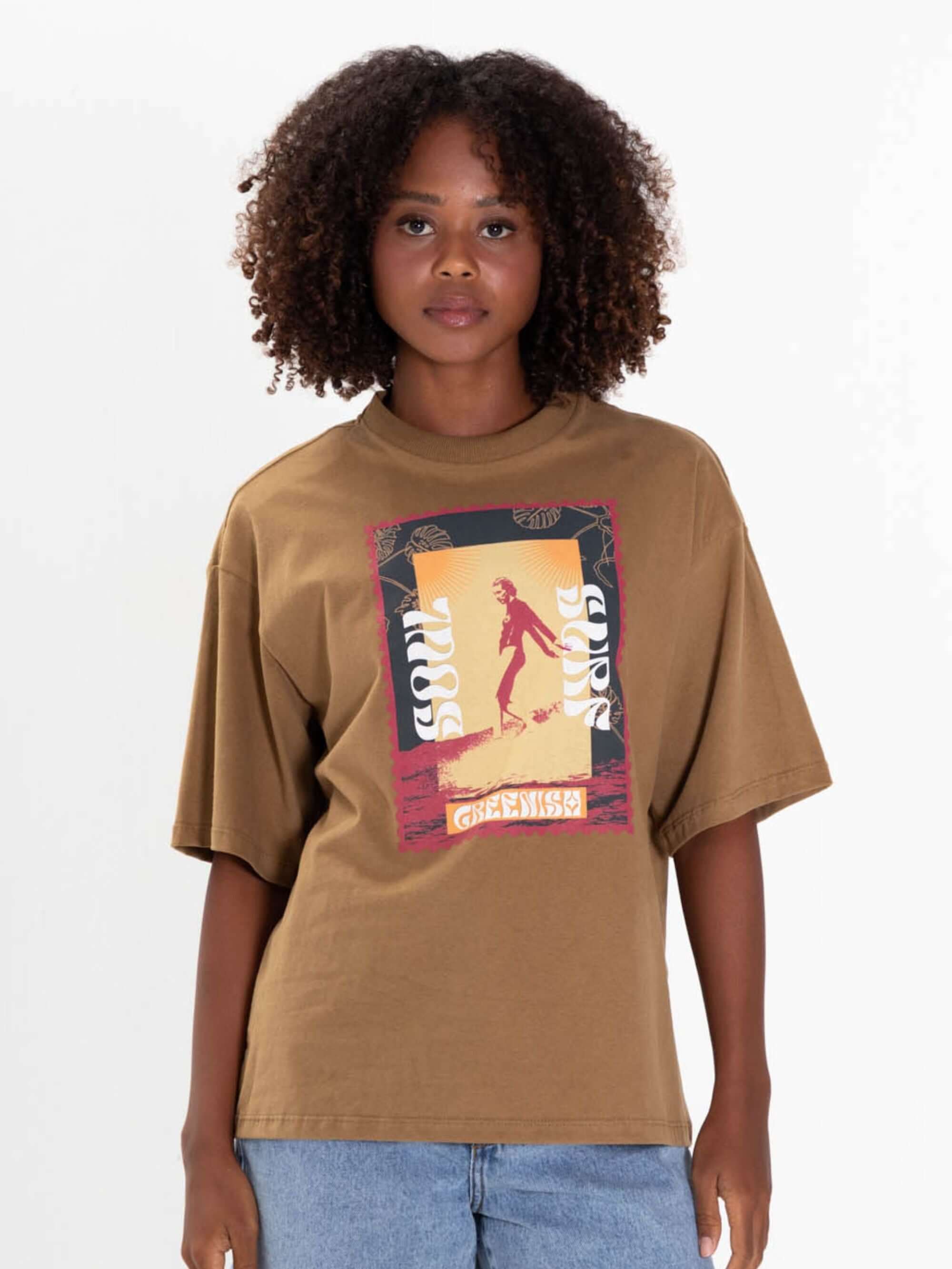 Camiseta oversized Soul Surf Girl da Greenish, 100% algodão, em caqui com estampa única de surf.