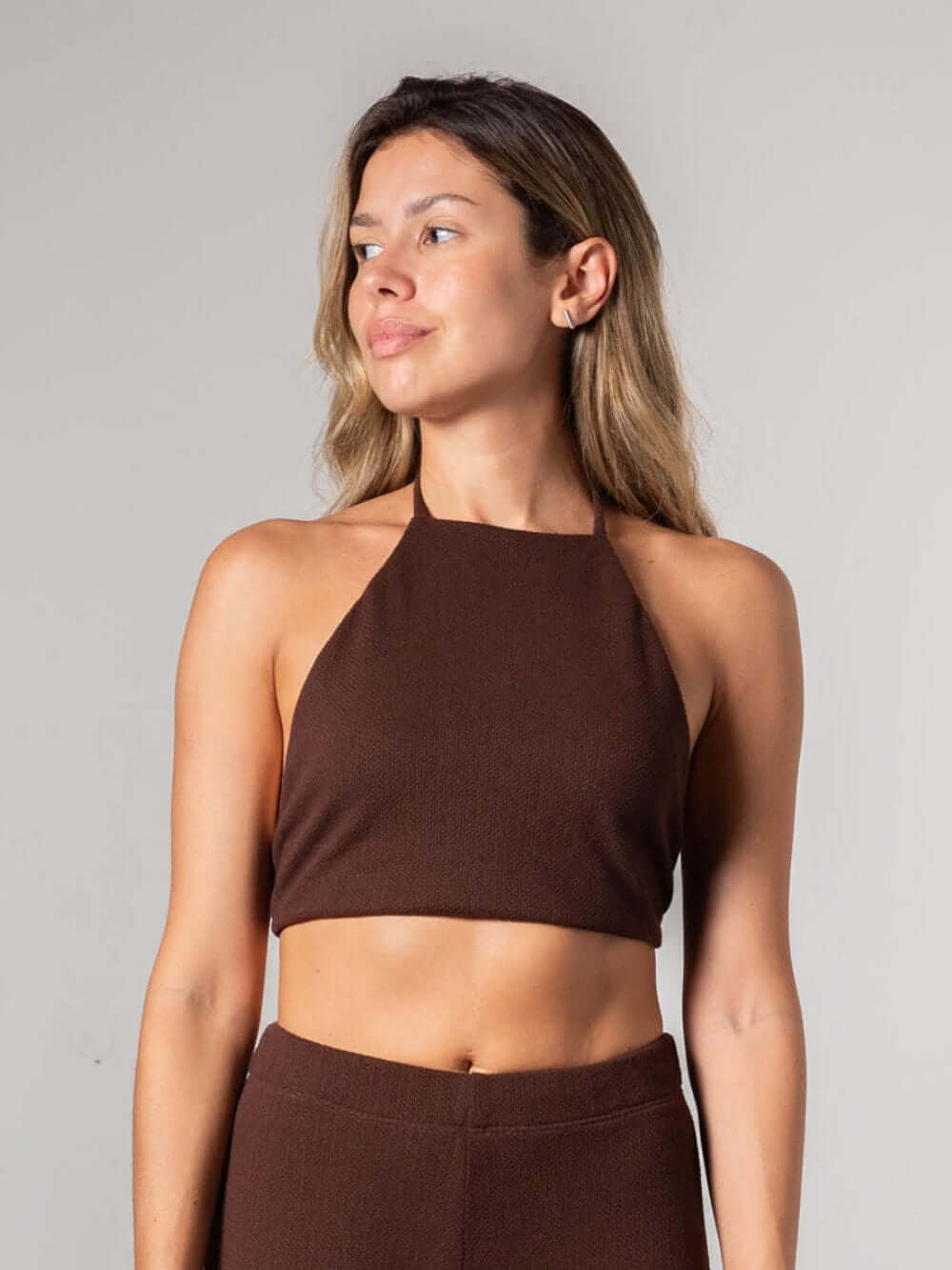 Top tricot Ker Chocolate da Greenish, confortável e estiloso, perfeito para dias ensolarados.