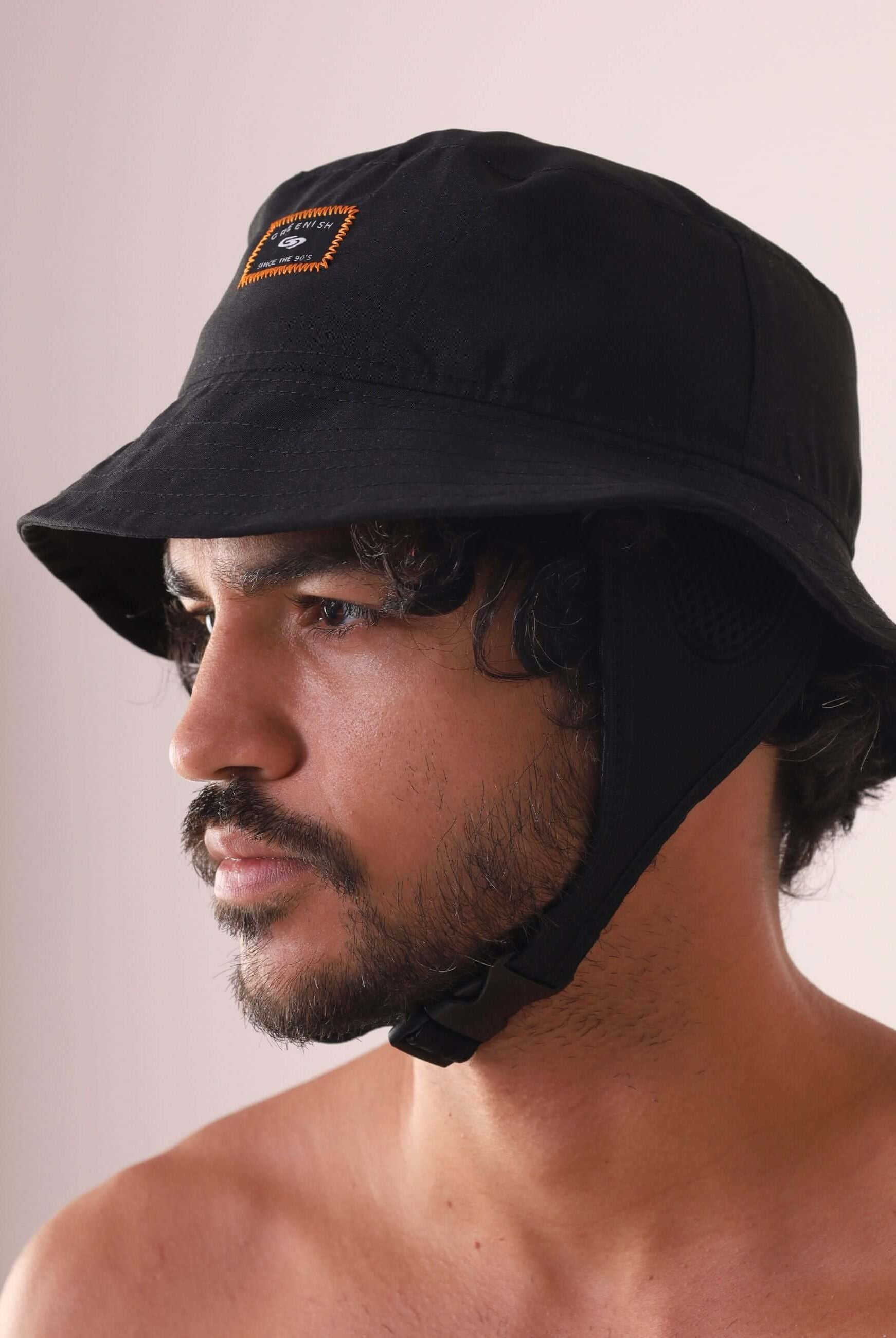 Modelo usando CHAPEU BUCKET SPORT - PRETO com aba maleável, da marca Greenish, ideal para proteção ao ar livre.