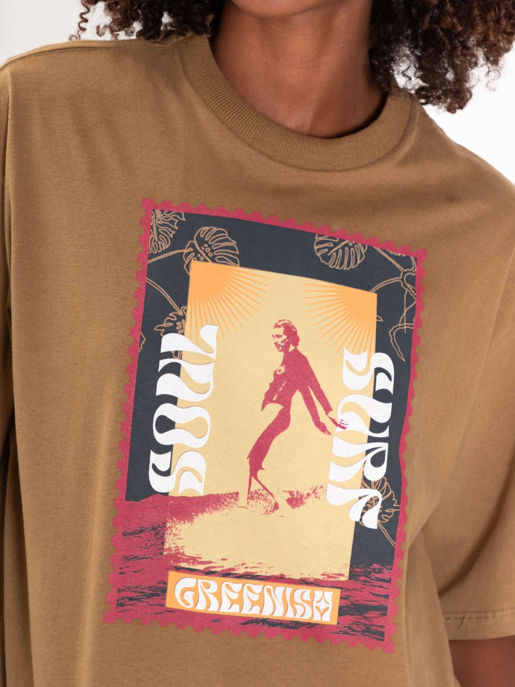 Camiseta oversized Soul Surf Girl caqui da Greenish com estampa vibrante e toque aveludado.