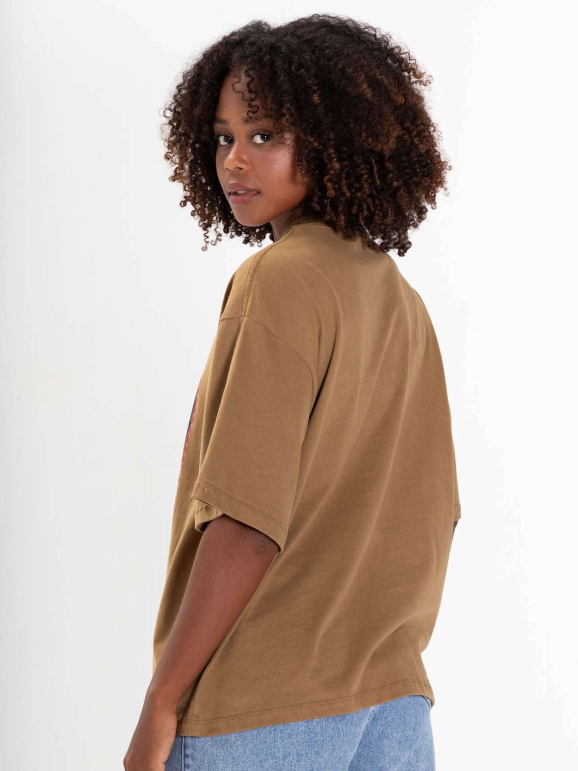 Camiseta oversized Soul Surf Girl da Greenish, estilo casual, cor caqui, foco na textura macia e conforto.