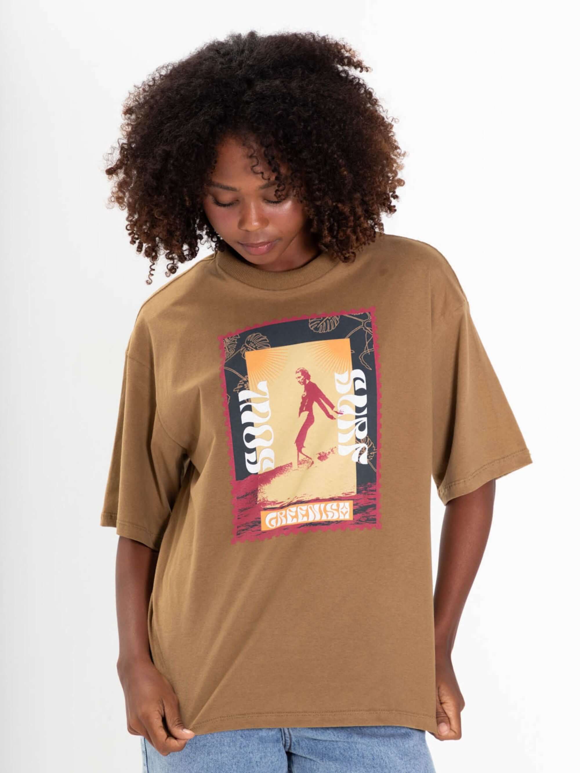 Camiseta oversized Soul Surf Girl caqui da Greenish, feita de algodão com estampa vibrante e estilo descontraído.