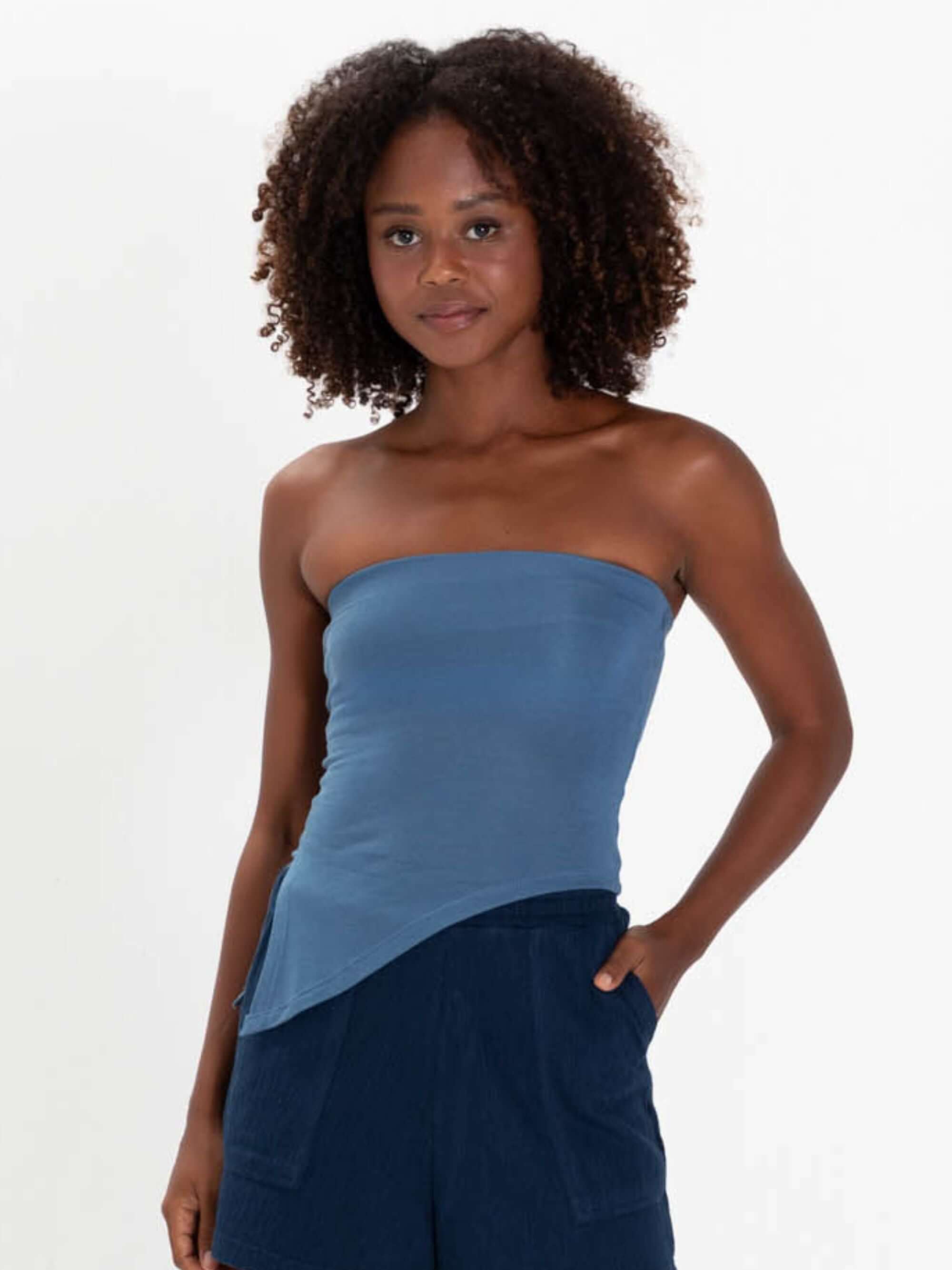 Blusa Top Reto Lia azul índigo da Greenish, perfeita para looks modernos e descontraídos.