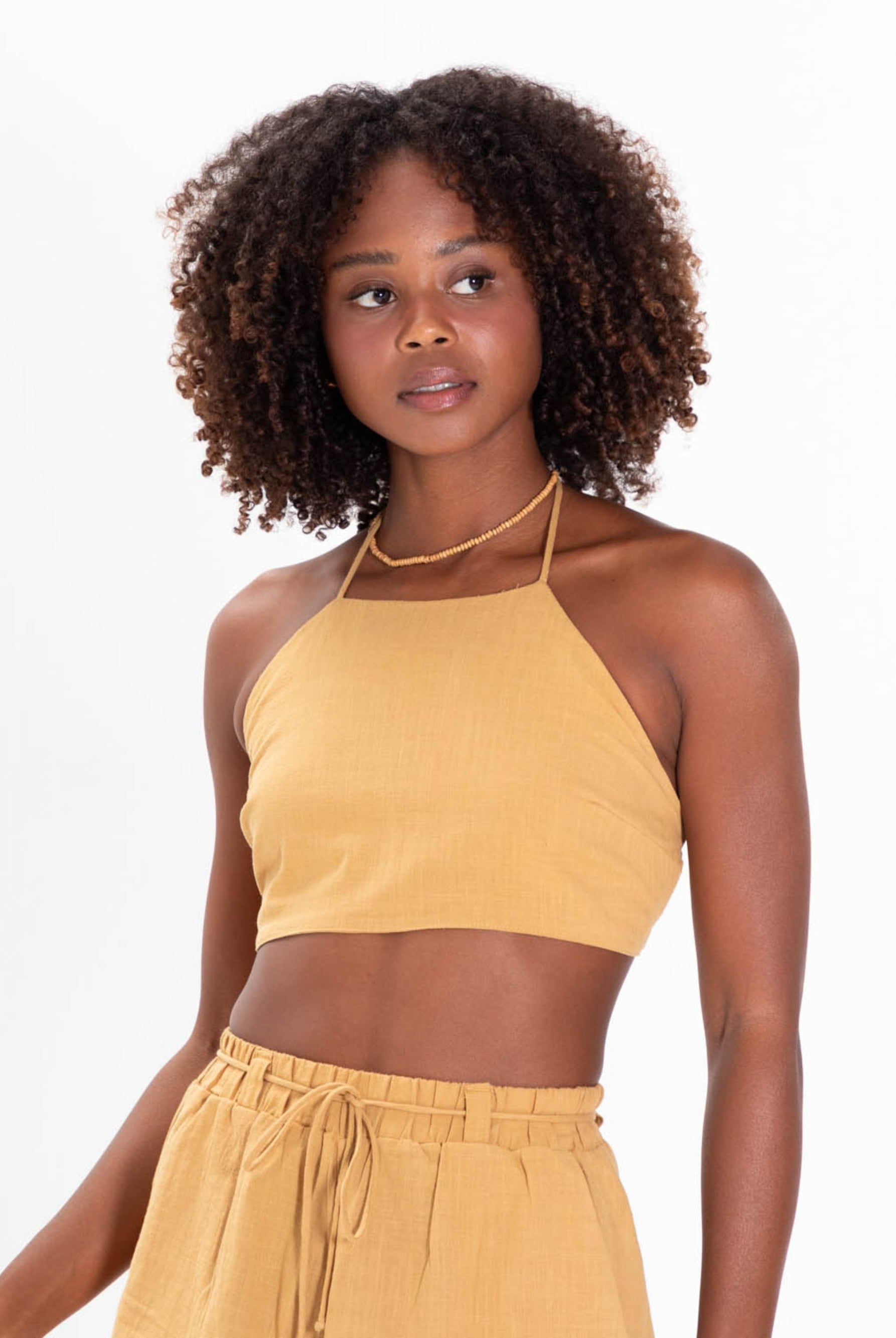 Top cropped Anike bege da Greenish com alças, ideal para looks casuais e jovens.