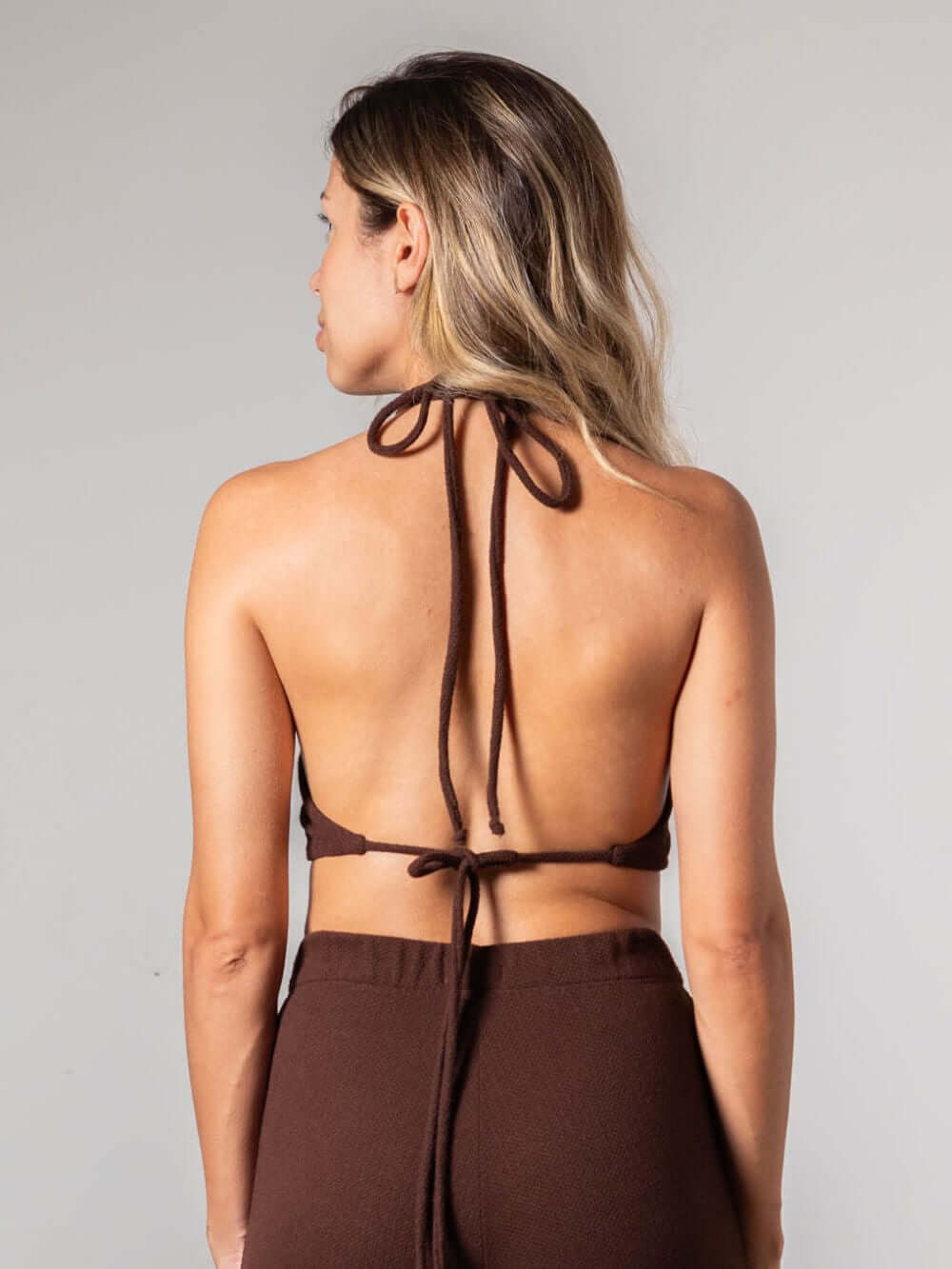 Top tricot Ker chocolate da Greenish, visualizando o detalhe das amarrações nas costas.