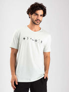 Camiseta Elemental Natural da Greenish, modelo com estampa de elementos naturais e corte confortável.