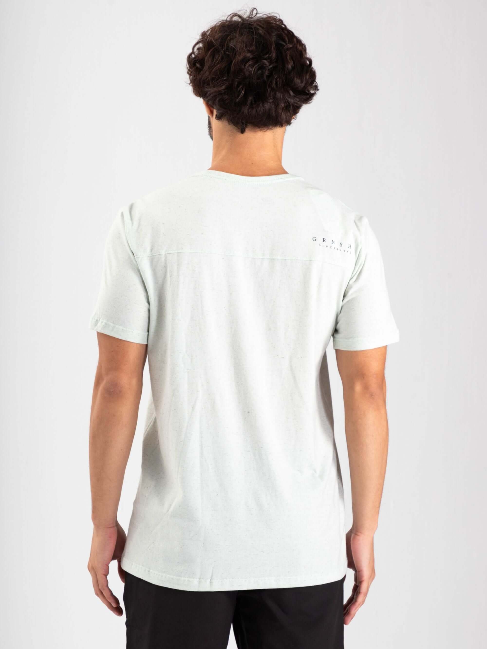 Camiseta Elemental Natural da Greenish vista de trás, estilo casual e moderno, perfeita para o dia a dia.