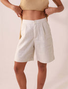 SHORT CLARA - AREIA bermuda feminina alfaiataria Greenish em tecido ramie e algodão, pernas amplas e bolsos faca