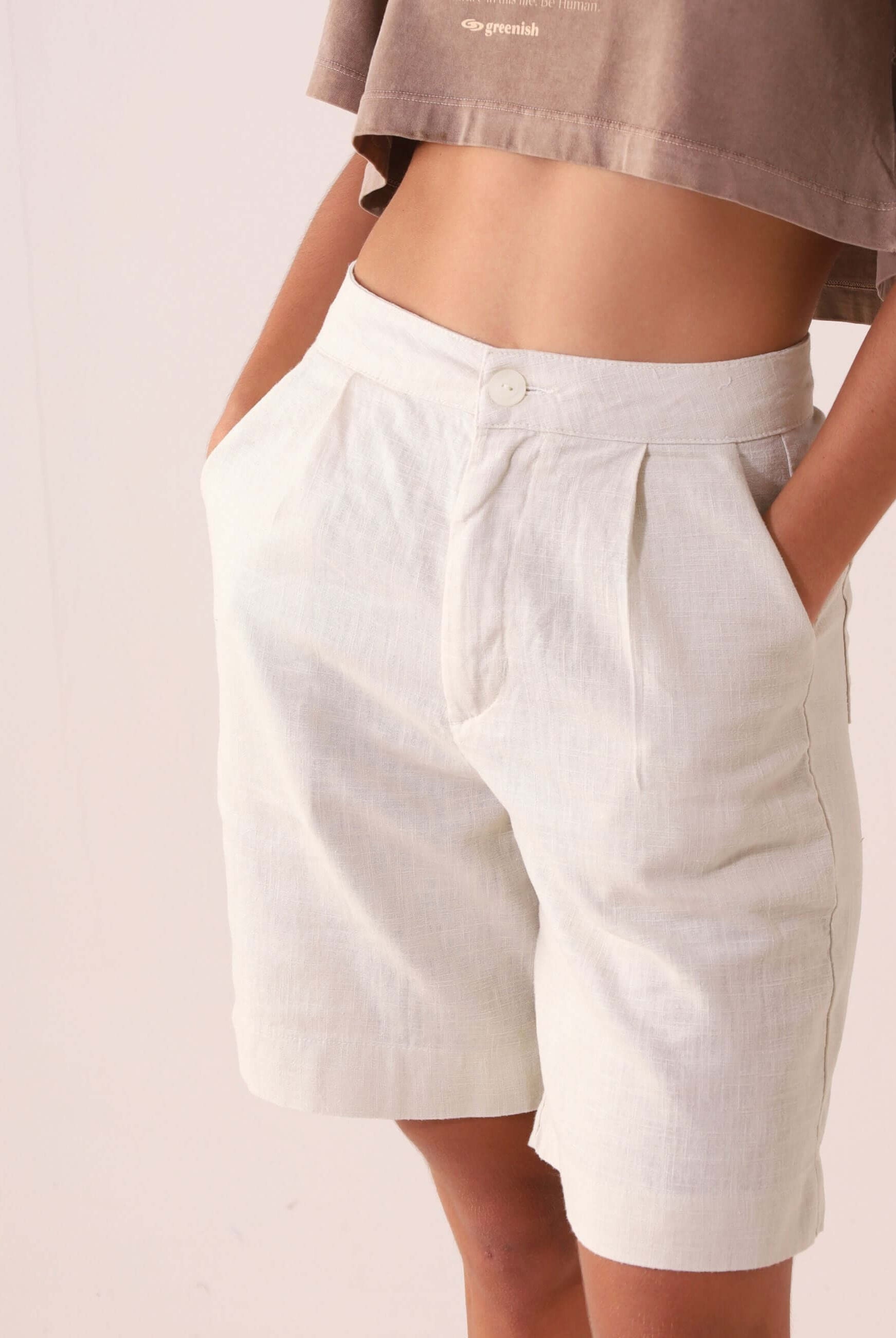 Bermuda feminina alfaiataria Greenish SHORT CLARA - AREIA em ramie e algodão, pernas amplas, bolsos faca, visual sofisticado.