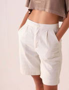 Bermuda feminina alfaiataria Greenish SHORT CLARA - AREIA em ramie e algodão, pernas amplas, bolsos faca, visual sofisticado.