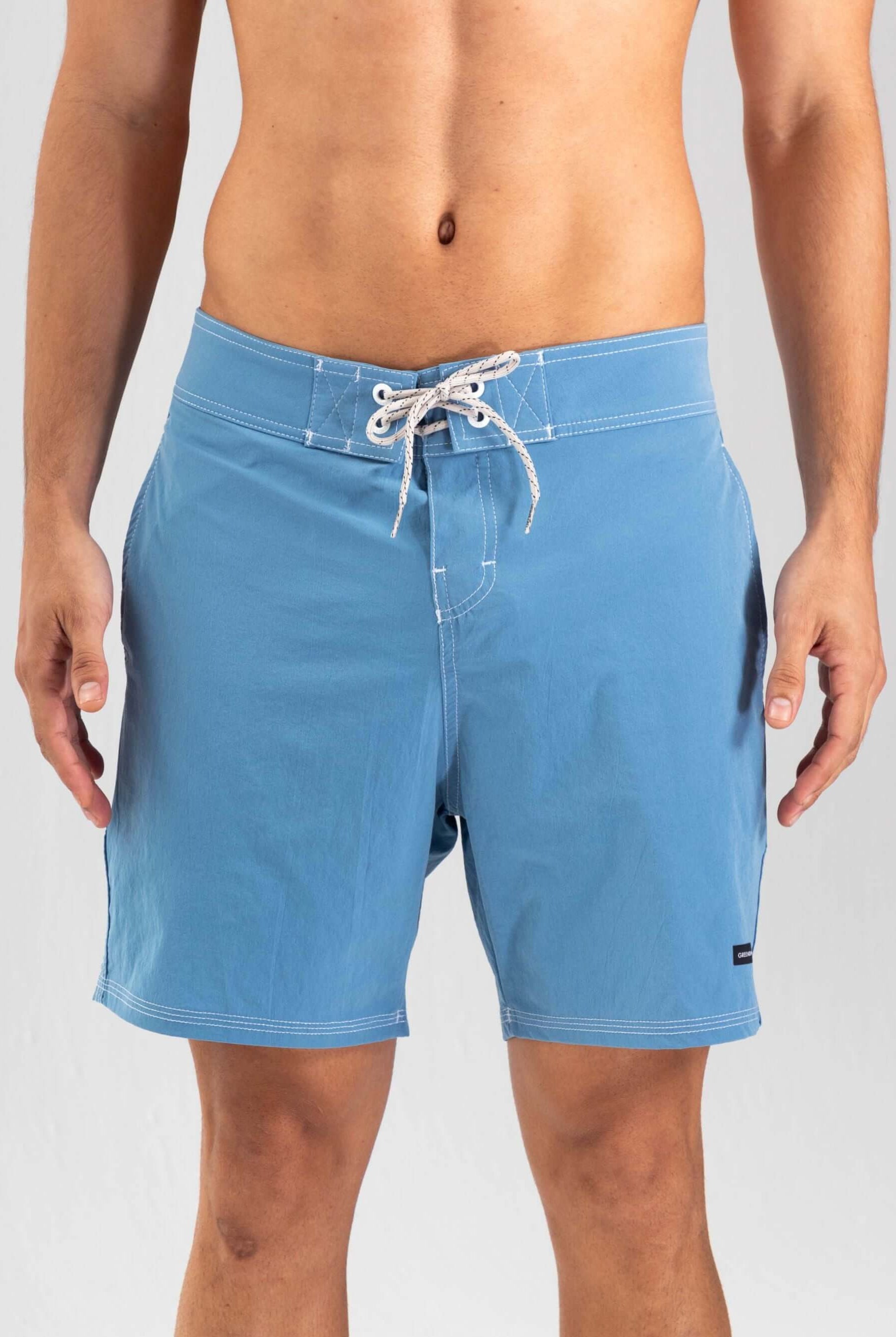 Bermuda de surf azul com cós elástico e cadarço, ideal para o verão. Modelo masculino da marca Greenish.