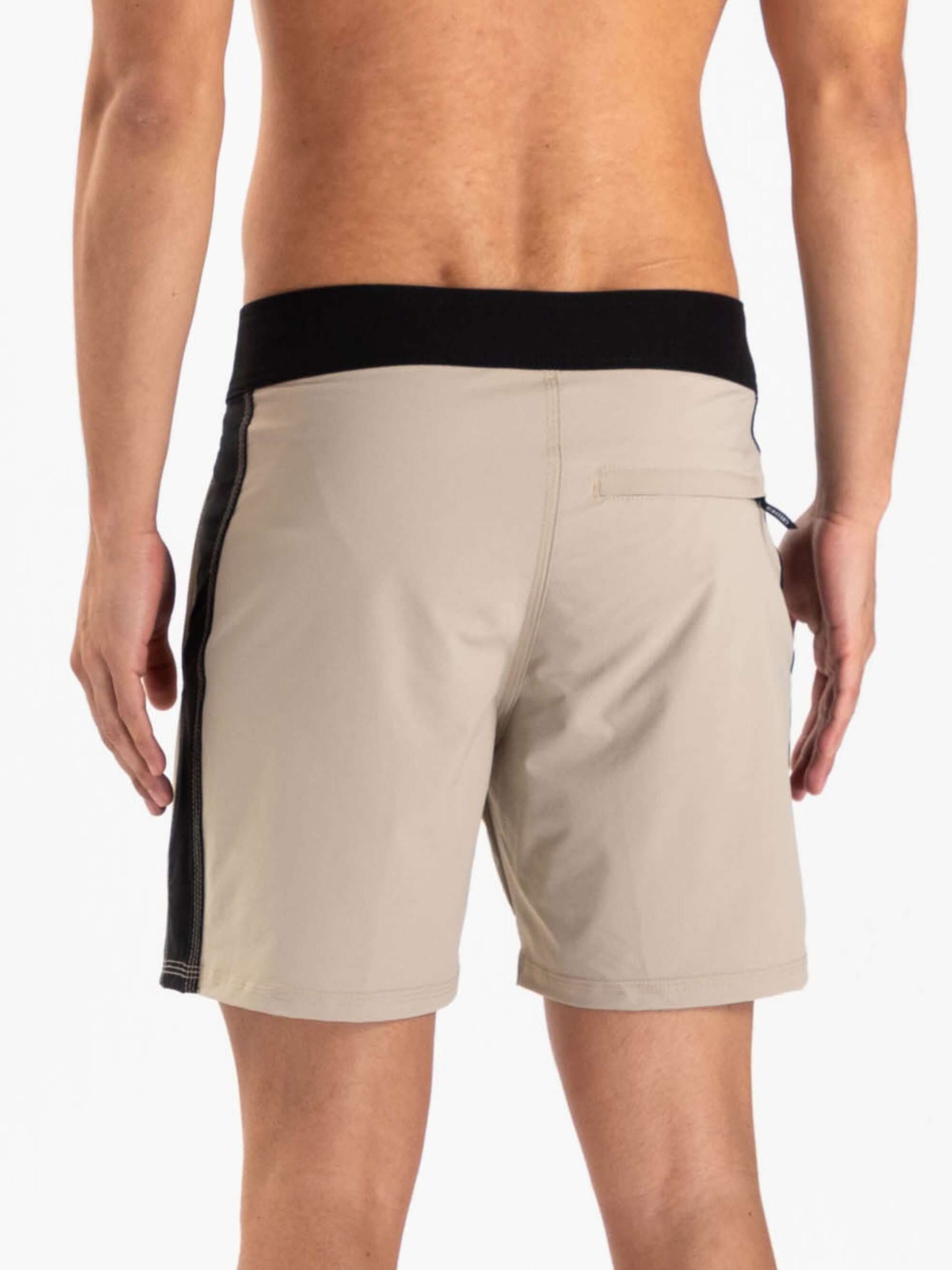 Bermuda BOARDWALK CLASSIC TRUNK da Greenish em tom claro, vista traseira com cós anatômico e detalhes em preto.