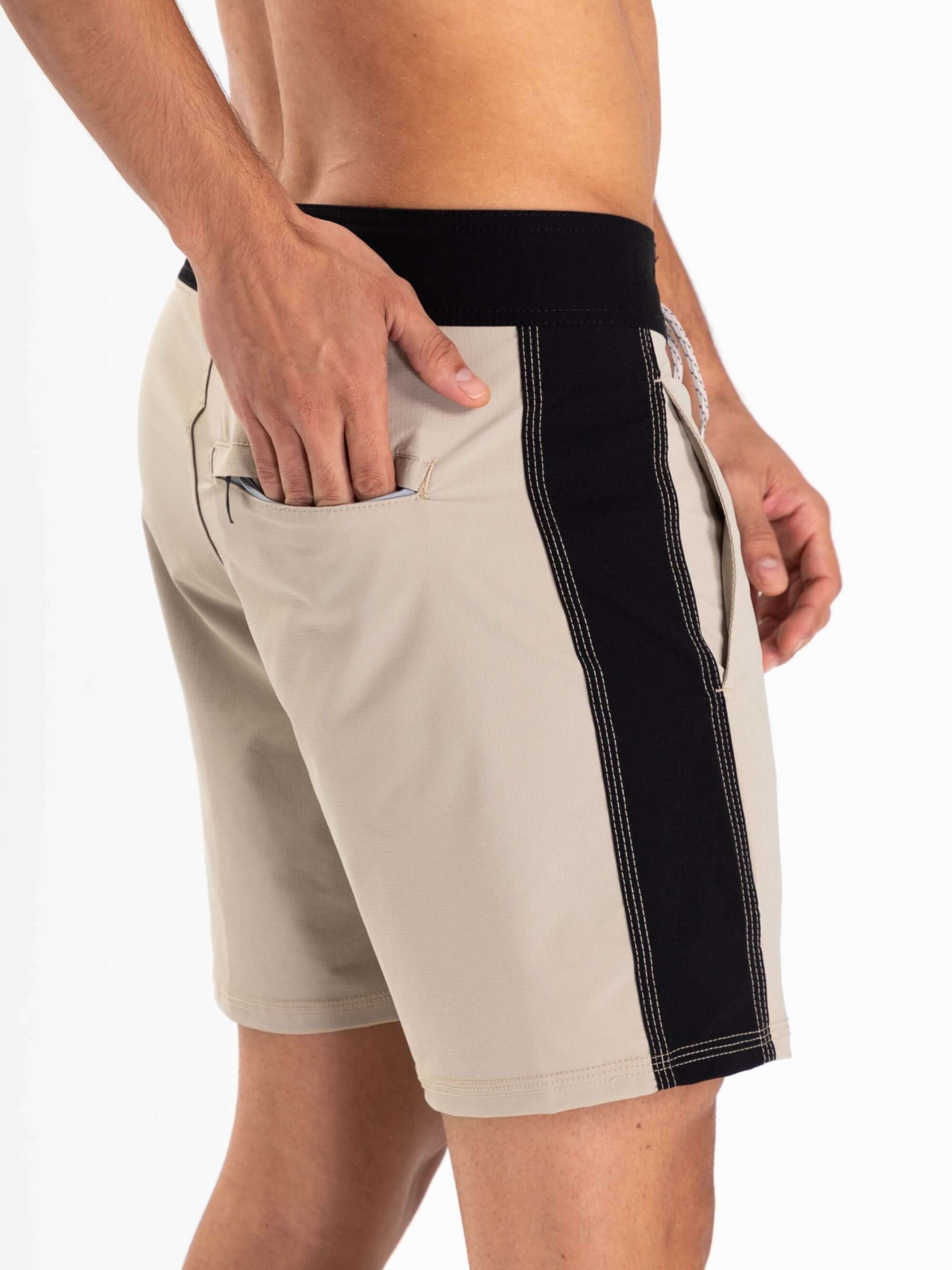 Tronco clássico Boardwalk Areia da Greenish, com bolso lateral e cós anatômico, estilo vintage e confortável.