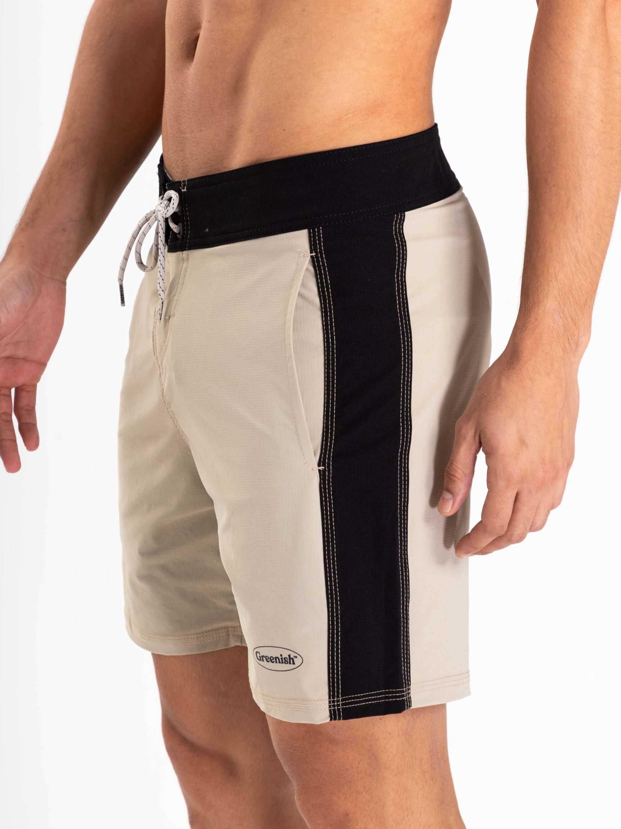Bermuda Boardwalk Classic Trunk Areia da Greenish, estilo vintage, ajuste anatômico e bolsos laterais.