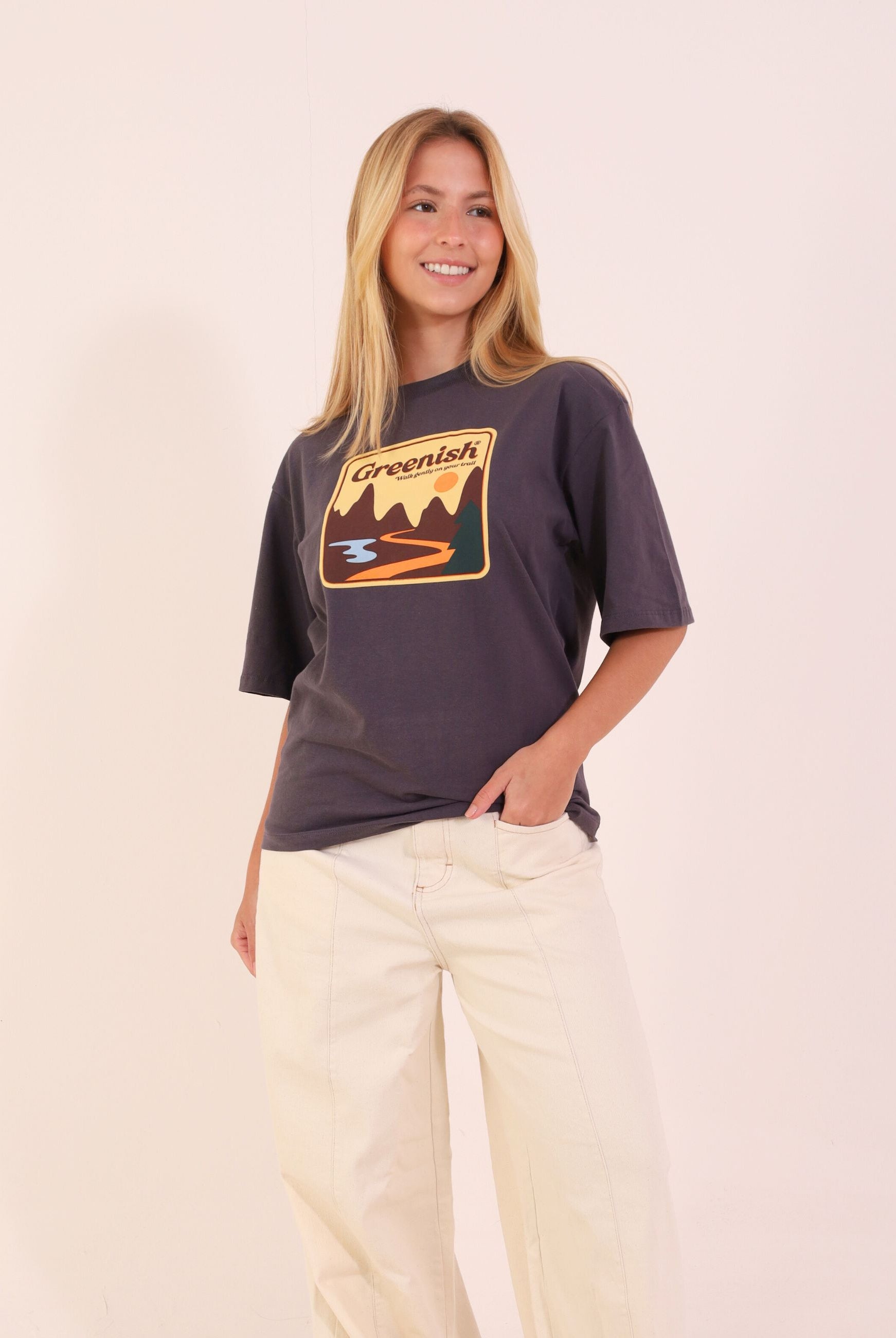 Camiseta Oversized Walk Gently - Grafite