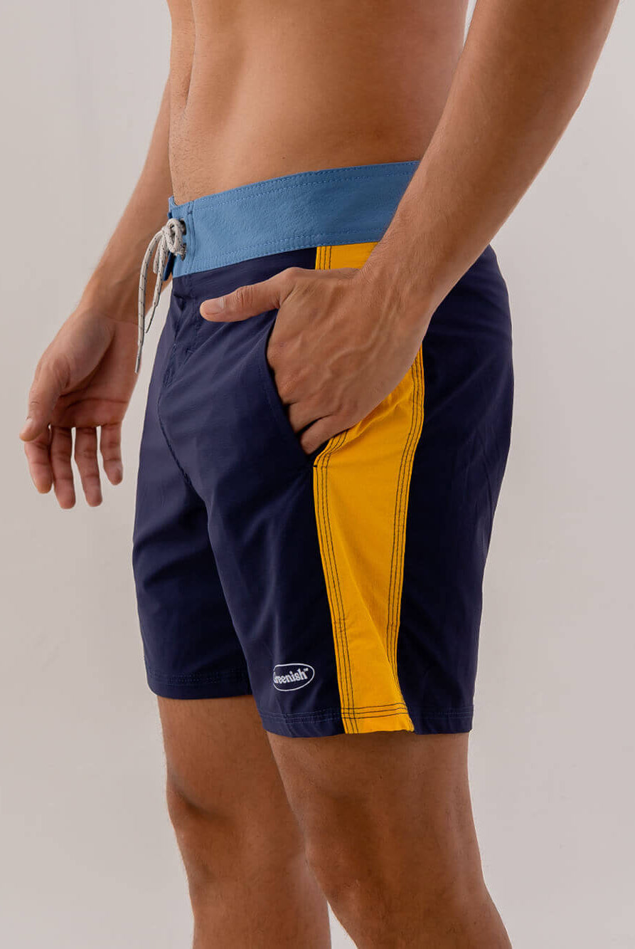 Shorts de banho azul marinho com detalhes em amarelo da Greenish, estilo clássico e moderno para o verão.