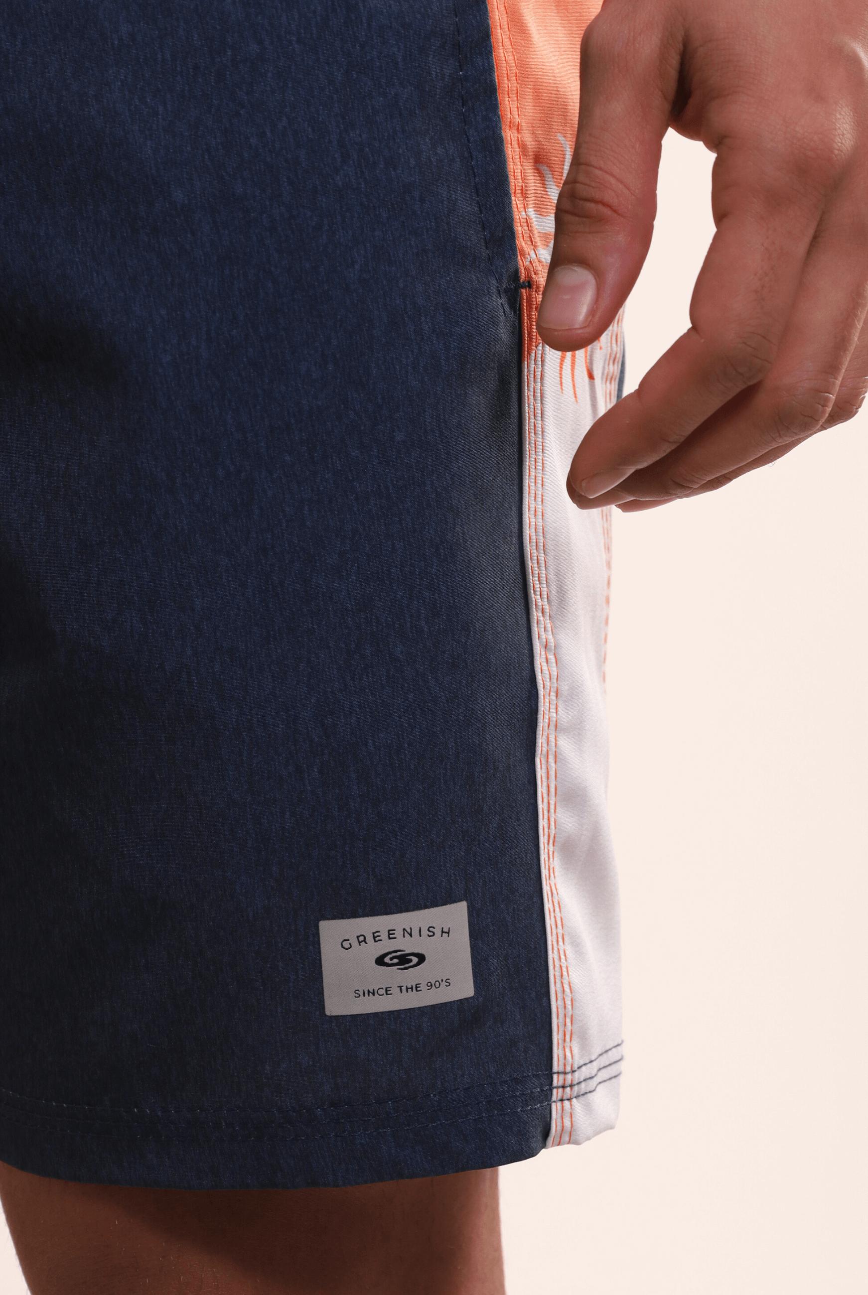 Bermuda Boardwalk Healing Rays Azul Marinho da Greenish, ideal para um visual casual litorâneo com tecido leve e versátil.