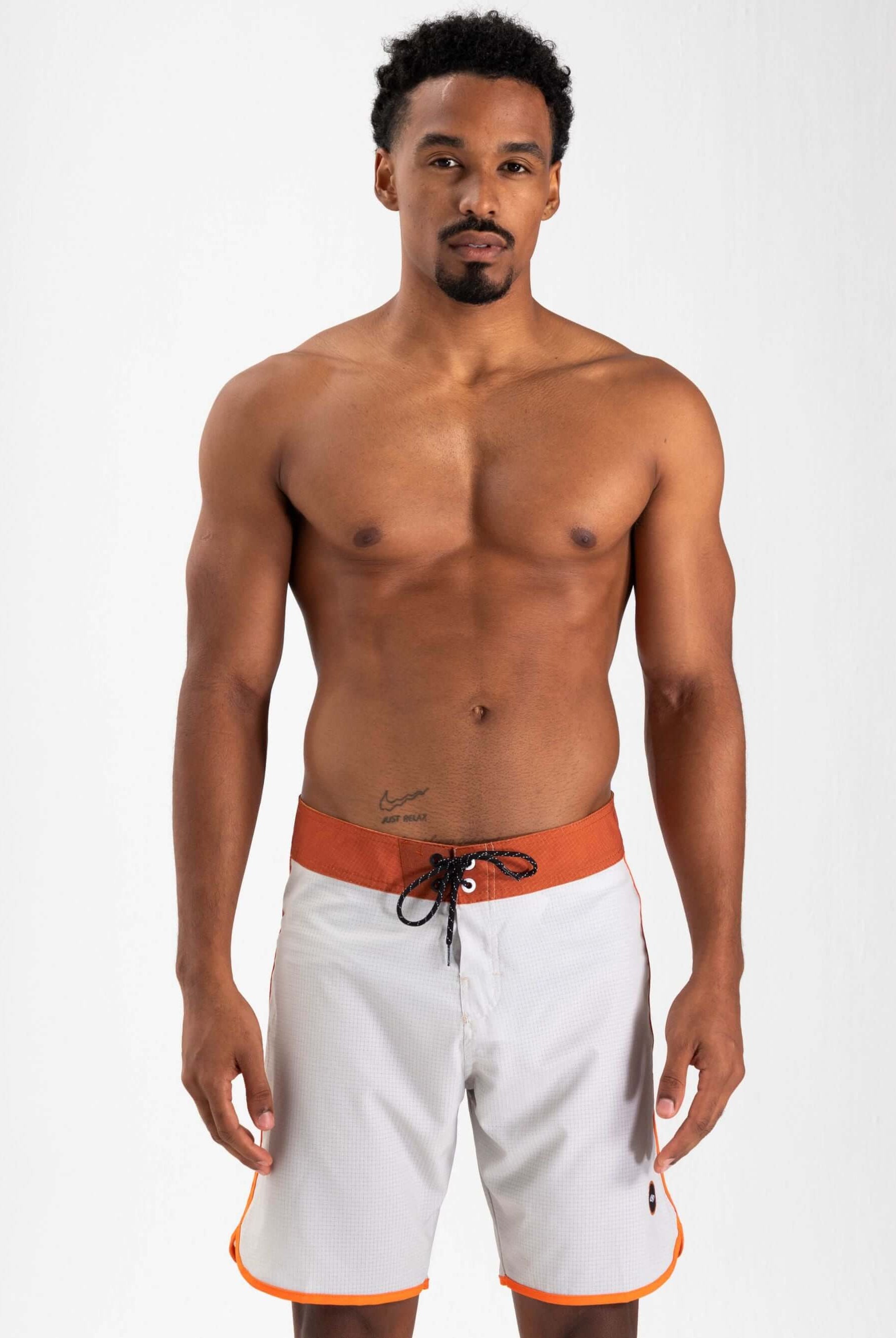 Modelo usando boardshort Retrô Flat Sea Beige da Greenish, com cós anatômico e tecido stretch.