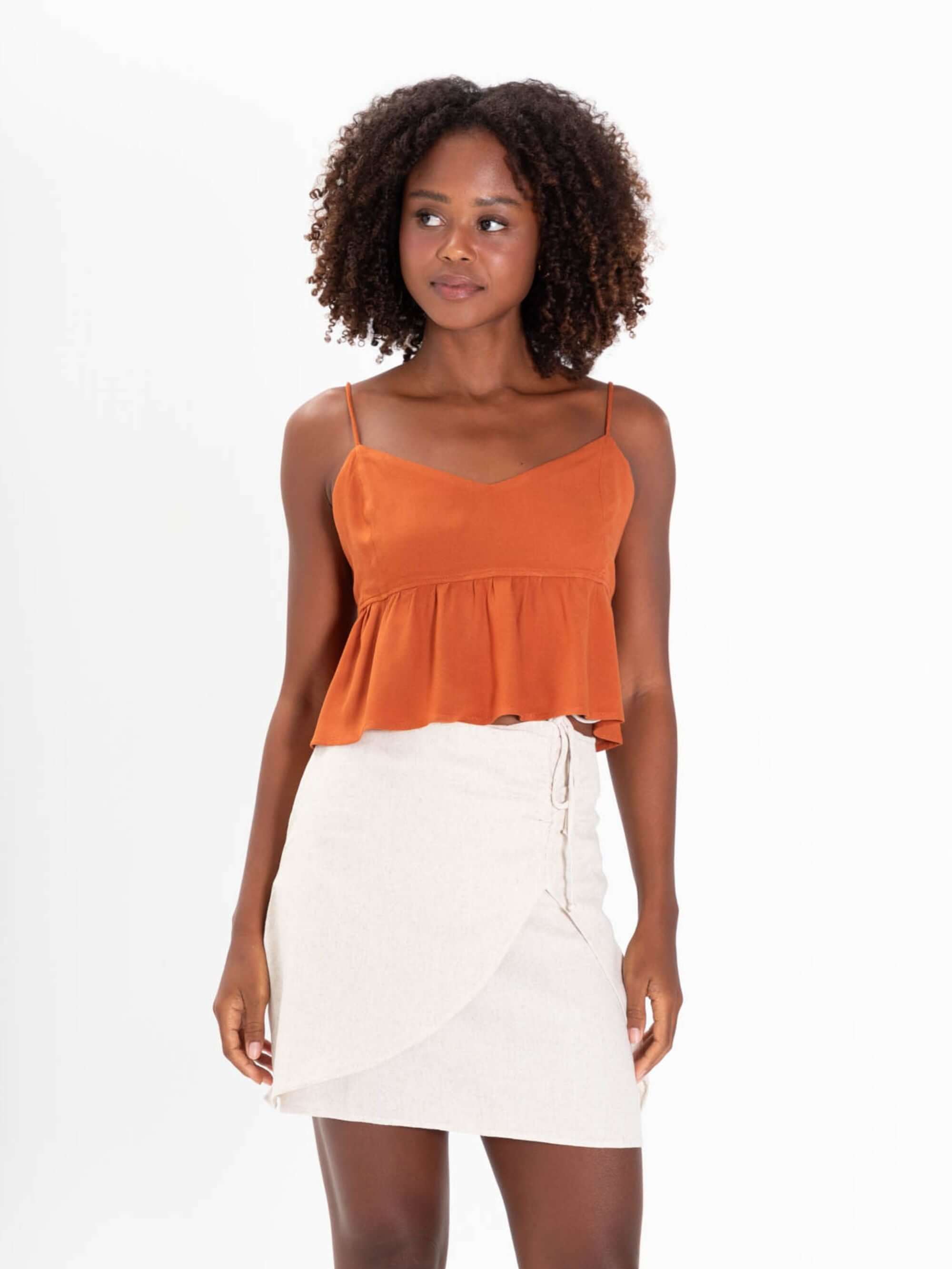 Top cropped laranja da marca Greenish, estilo confortável e trendy, perfeito para looks de verão.