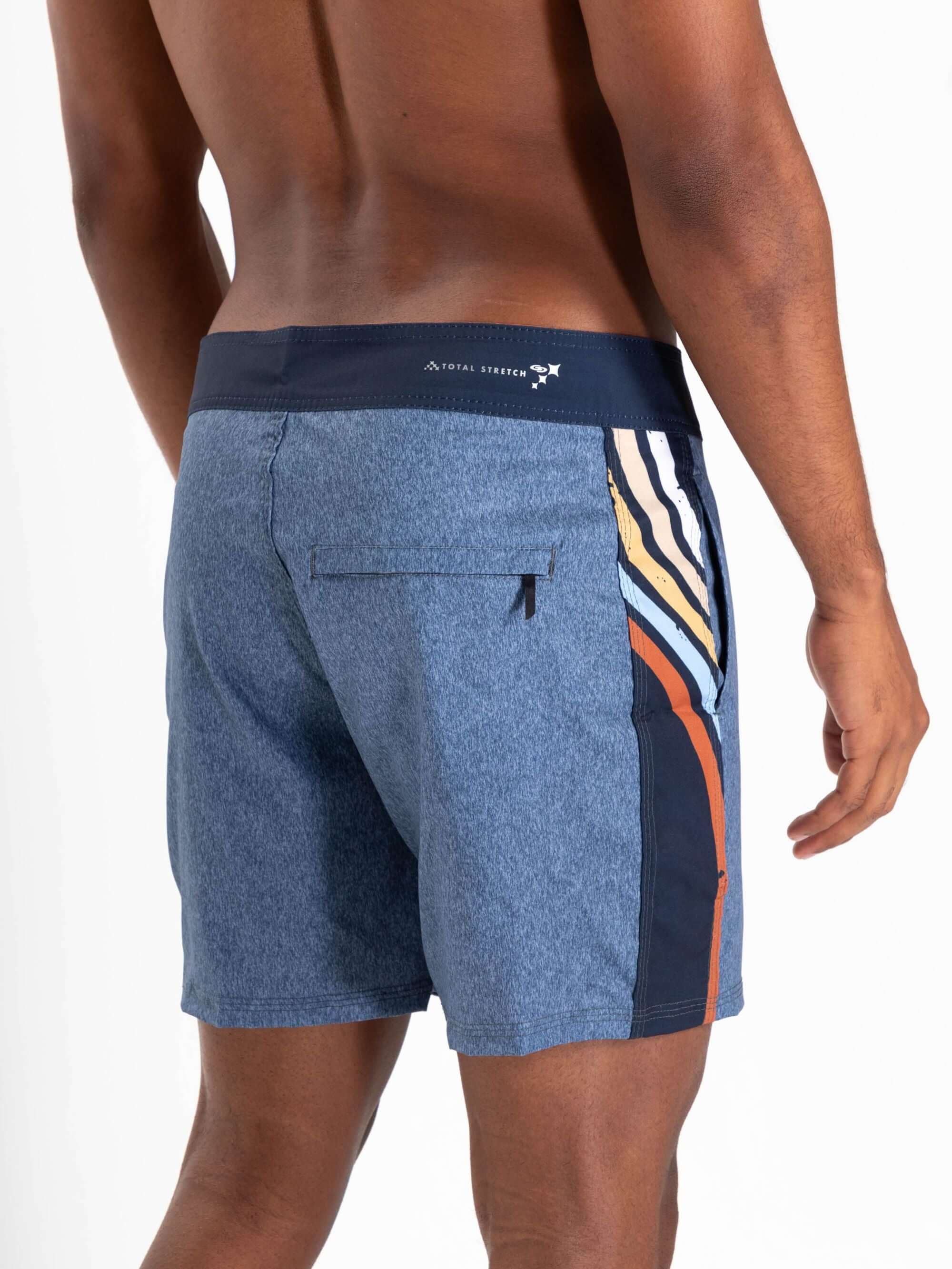 Shorts Boardwalk Natural Movement Azul da Greenish, com estampa lateral, secagem rápida e bolso traseiro.