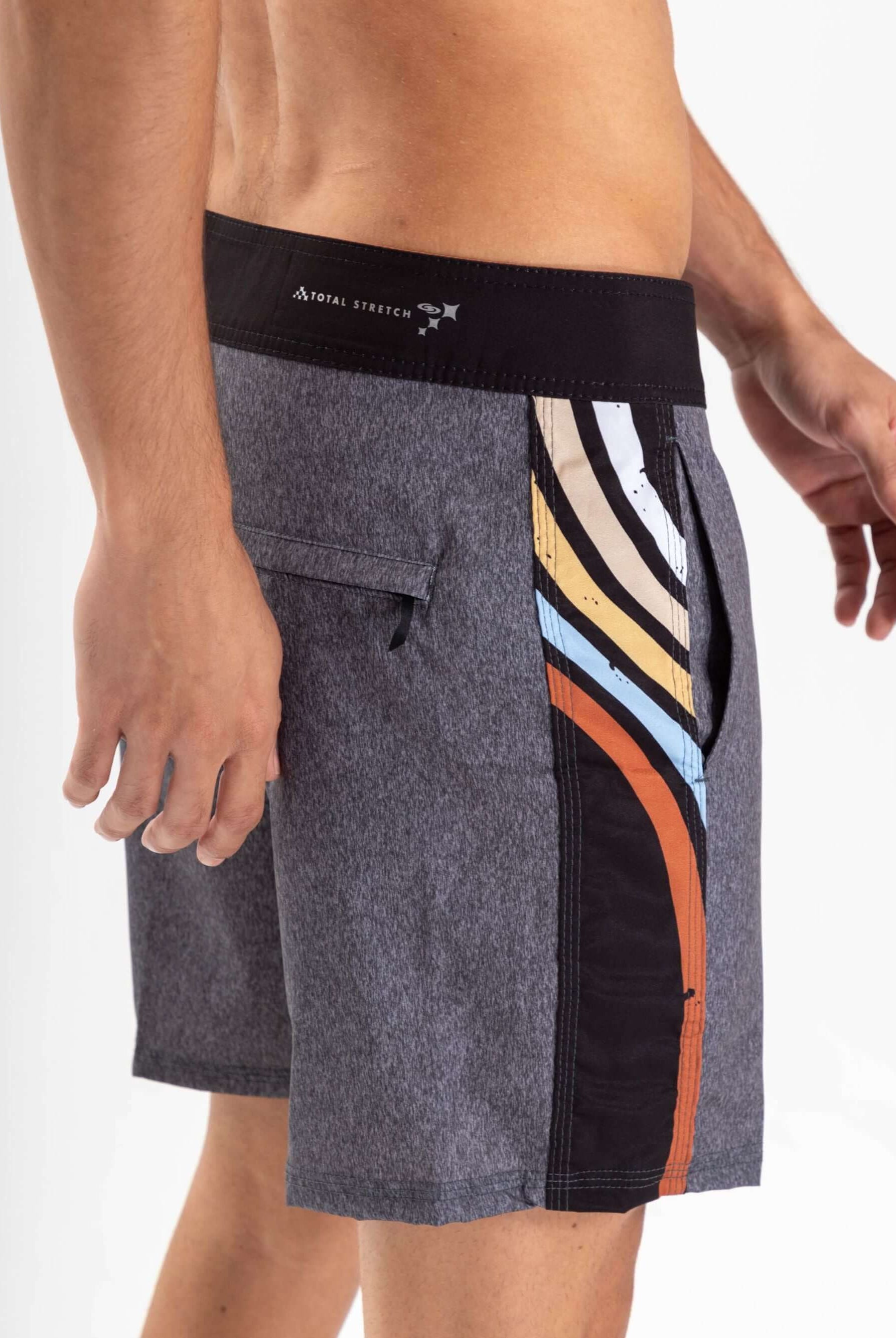 Boardshort BOARDWALK NATURAL MOVEMENT da Greenish, com estampa lateral exclusiva e tecnologia total stretch.