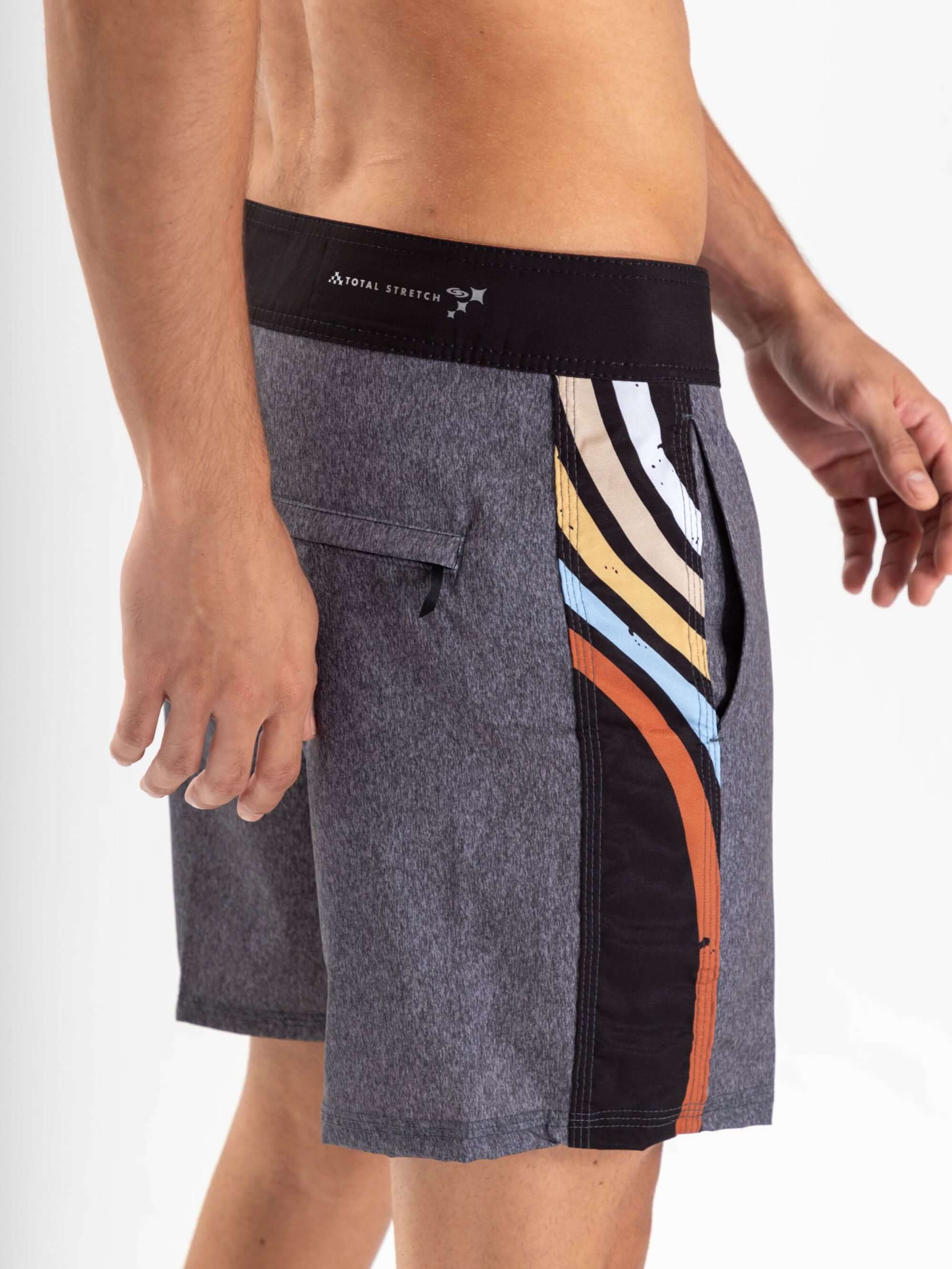 Boardshort BOARDWALK NATURAL MOVEMENT da Greenish, com estampa lateral exclusiva e tecnologia total stretch.