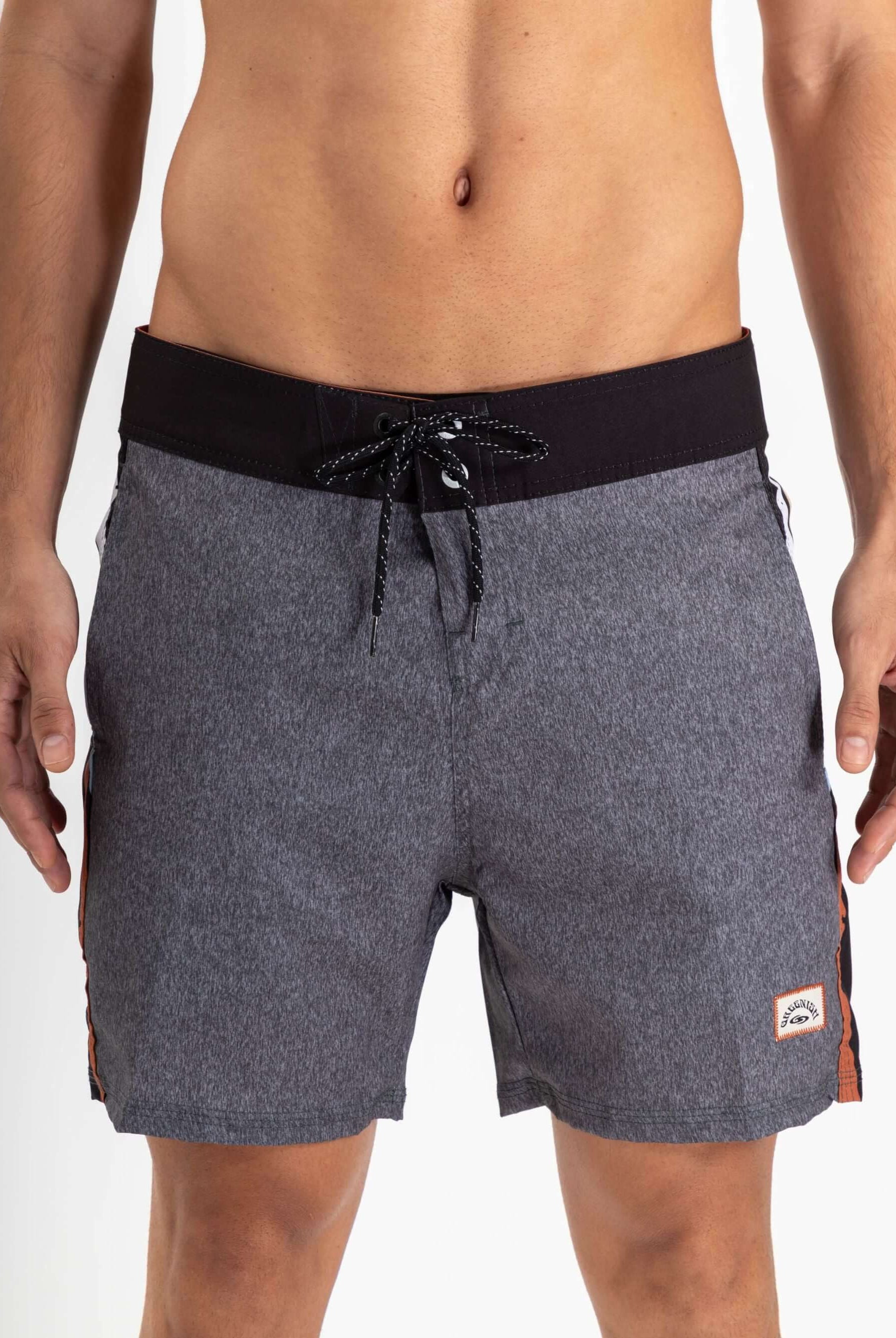 Shorts de surfe Greenish Boardwalk Natural Movement Grafite com estampa lateral e tecnologia total stretch.