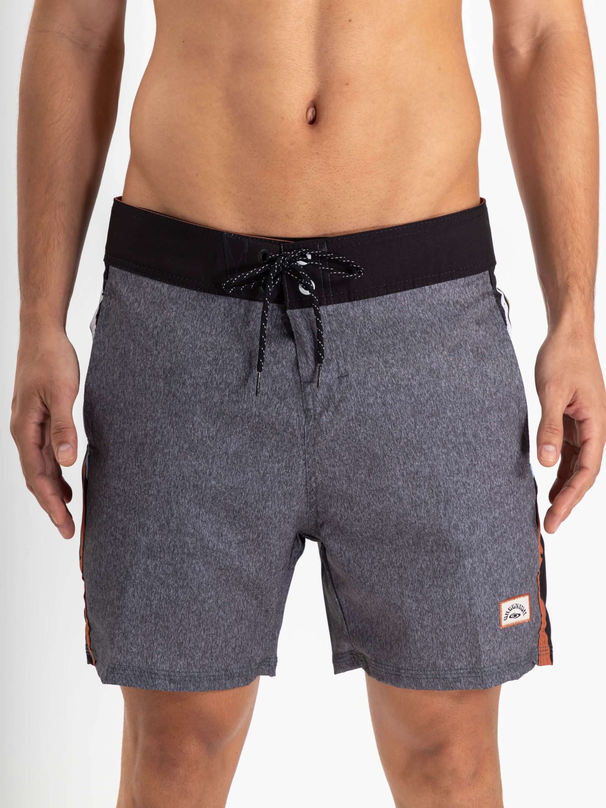 Shorts de surfe Greenish Boardwalk Natural Movement Grafite com estampa lateral e tecnologia total stretch.