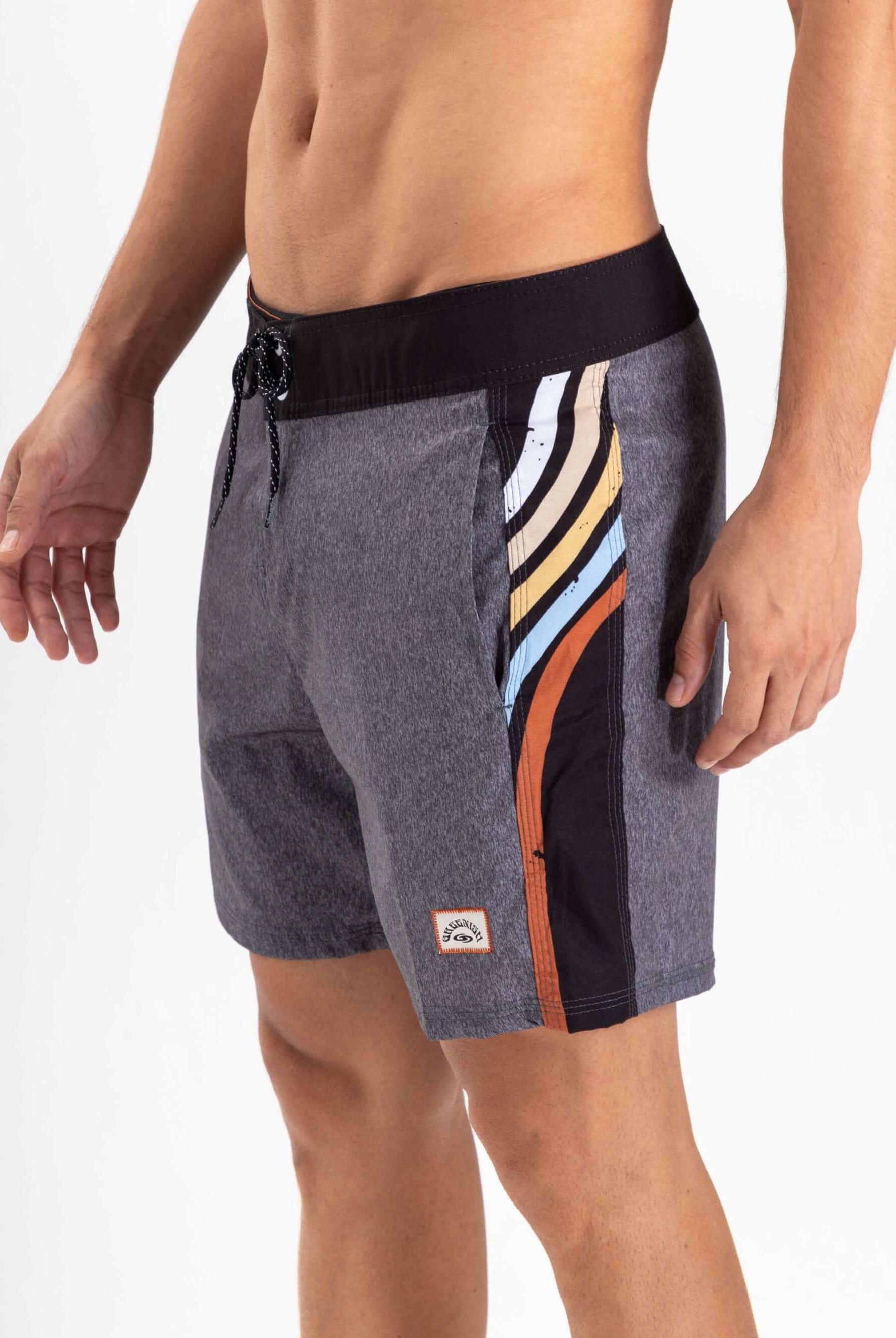Boardshorts Greenish BOARDWALK NATURAL MOVEMENT grafite com estampa lateral e tecnologia stretch.