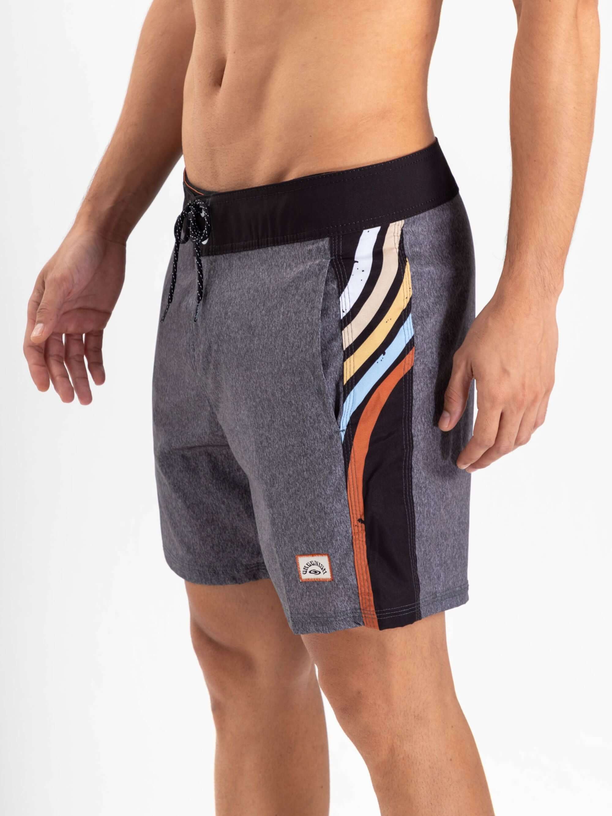 Boardshorts Greenish BOARDWALK NATURAL MOVEMENT grafite com estampa lateral e tecnologia stretch.