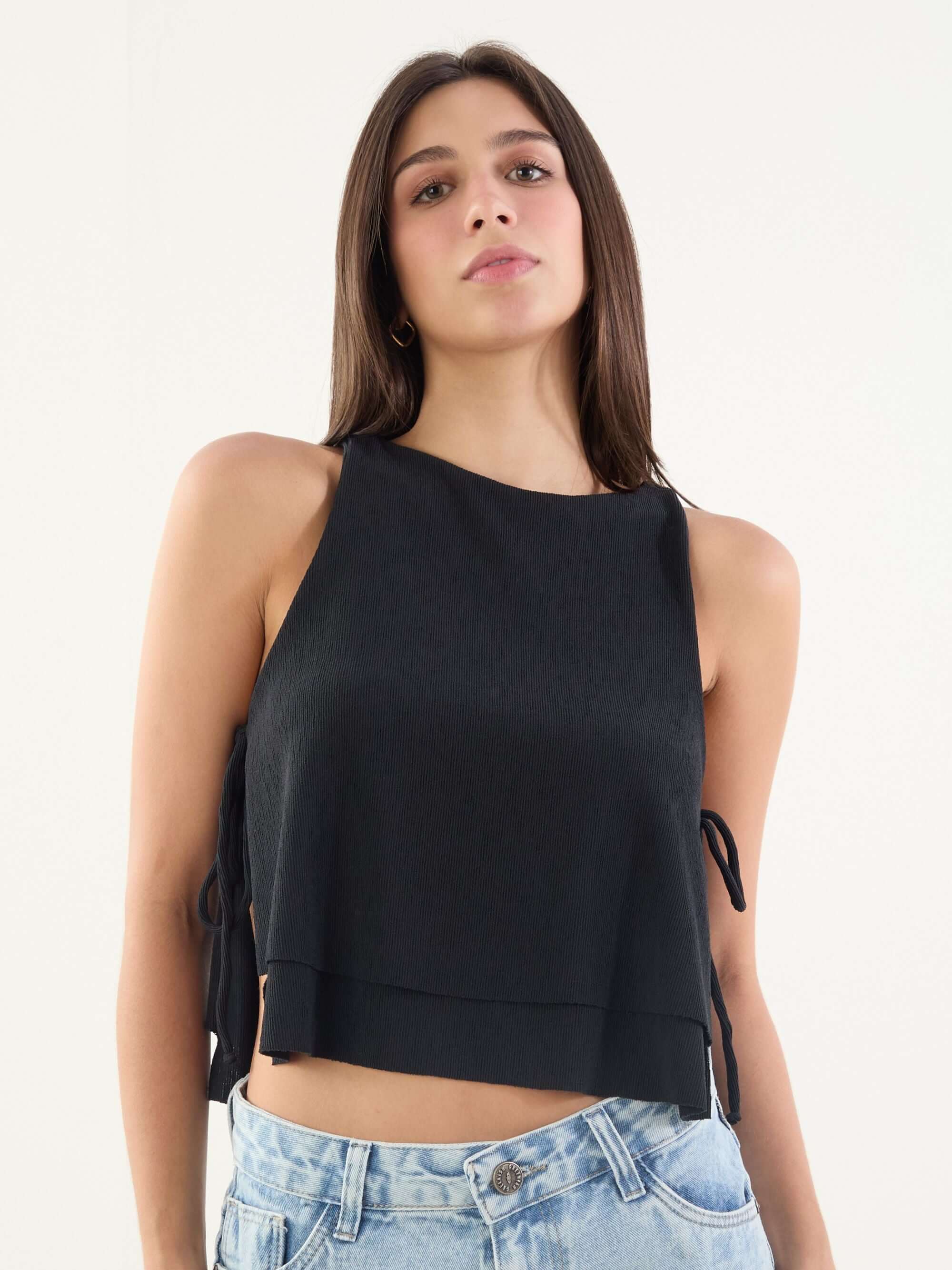 Blusa Carla da Greenish, cropped preto com camadas leves e amarração lateral, perfeita para todos os estilos.