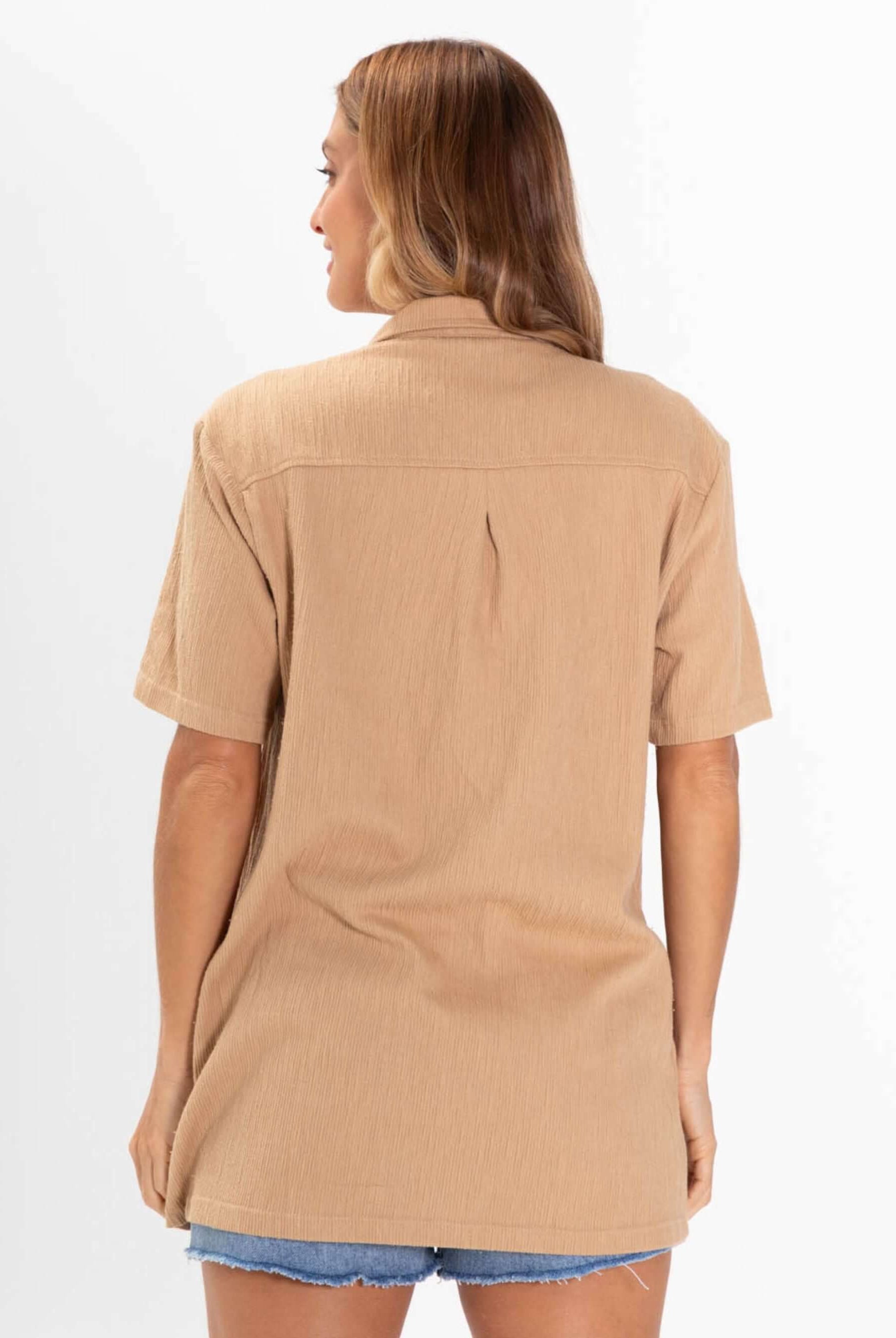 Blusa Agatha Bege Greenish vista traseira, conforto e estilo para o seu guarda-roupa.
