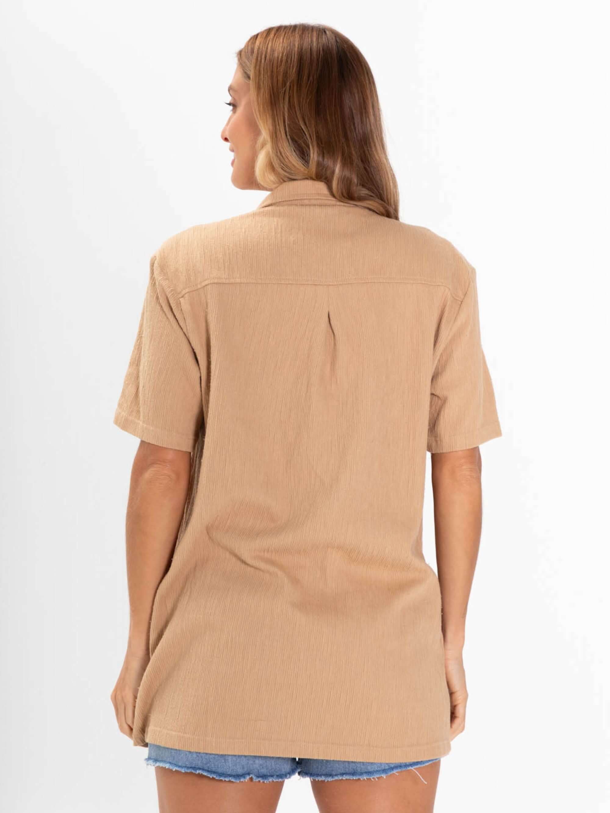 Blusa Agatha Bege Greenish vista traseira, conforto e estilo para o seu guarda-roupa.