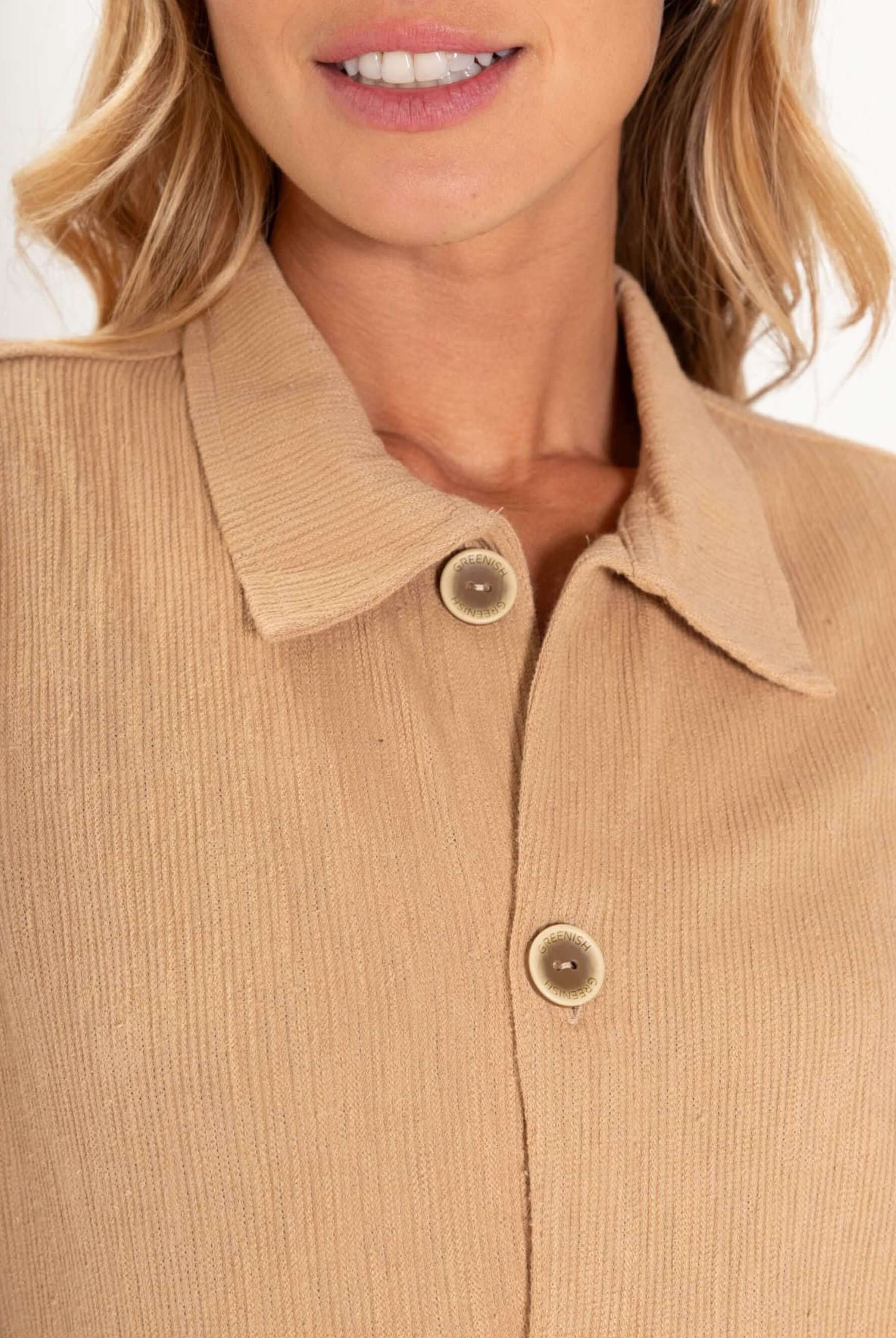 Blusa Agatha bege da marca Greenish, com detalhes em botões e gola, ideal para looks casuais e elegantes.