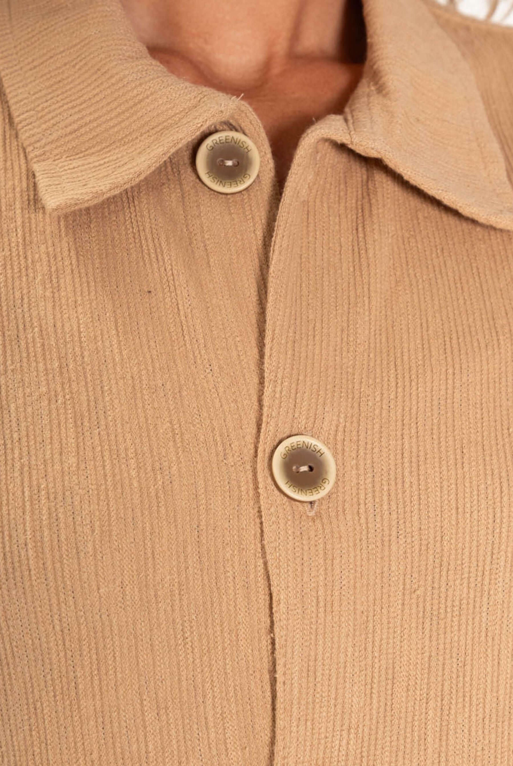 Detalhe da Blusa Agatha bege da Greenish, destacando botões e textura suave.