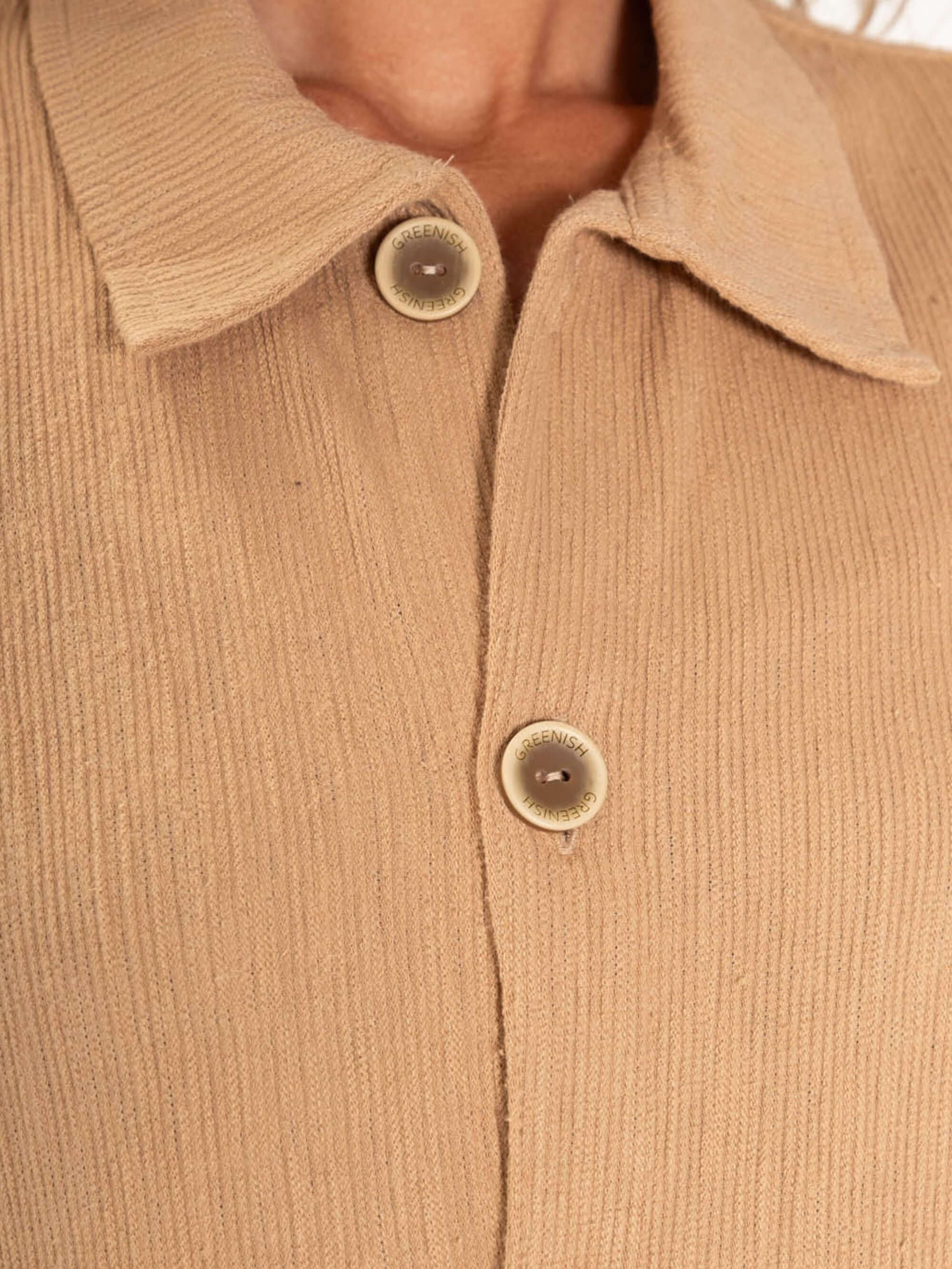 Detalhe da Blusa Agatha bege da Greenish, destacando botões e textura suave.