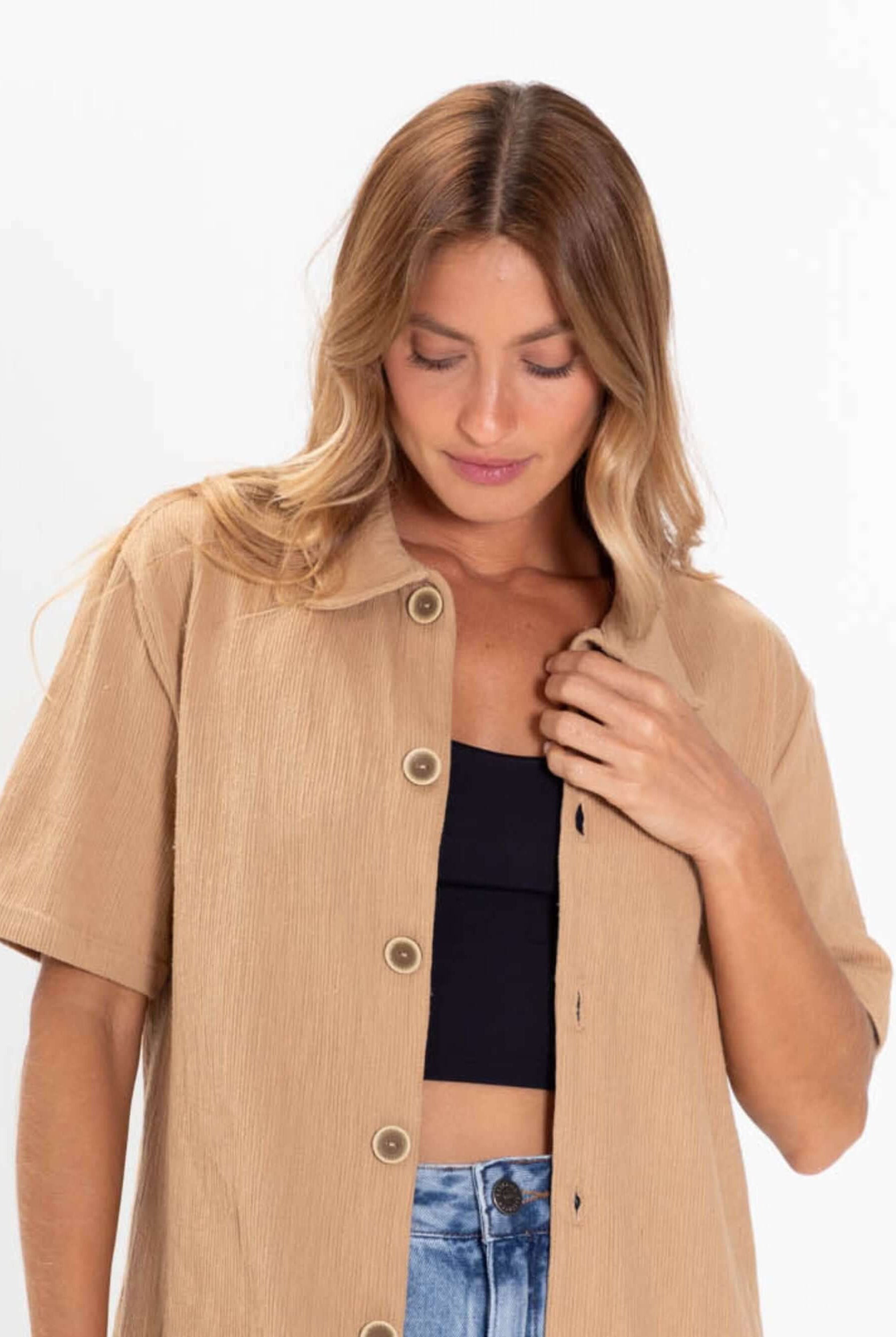 Blusa Agatha bege da marca Greenish, estilo casual, com botões e mangas curtas, ideal para o verão.