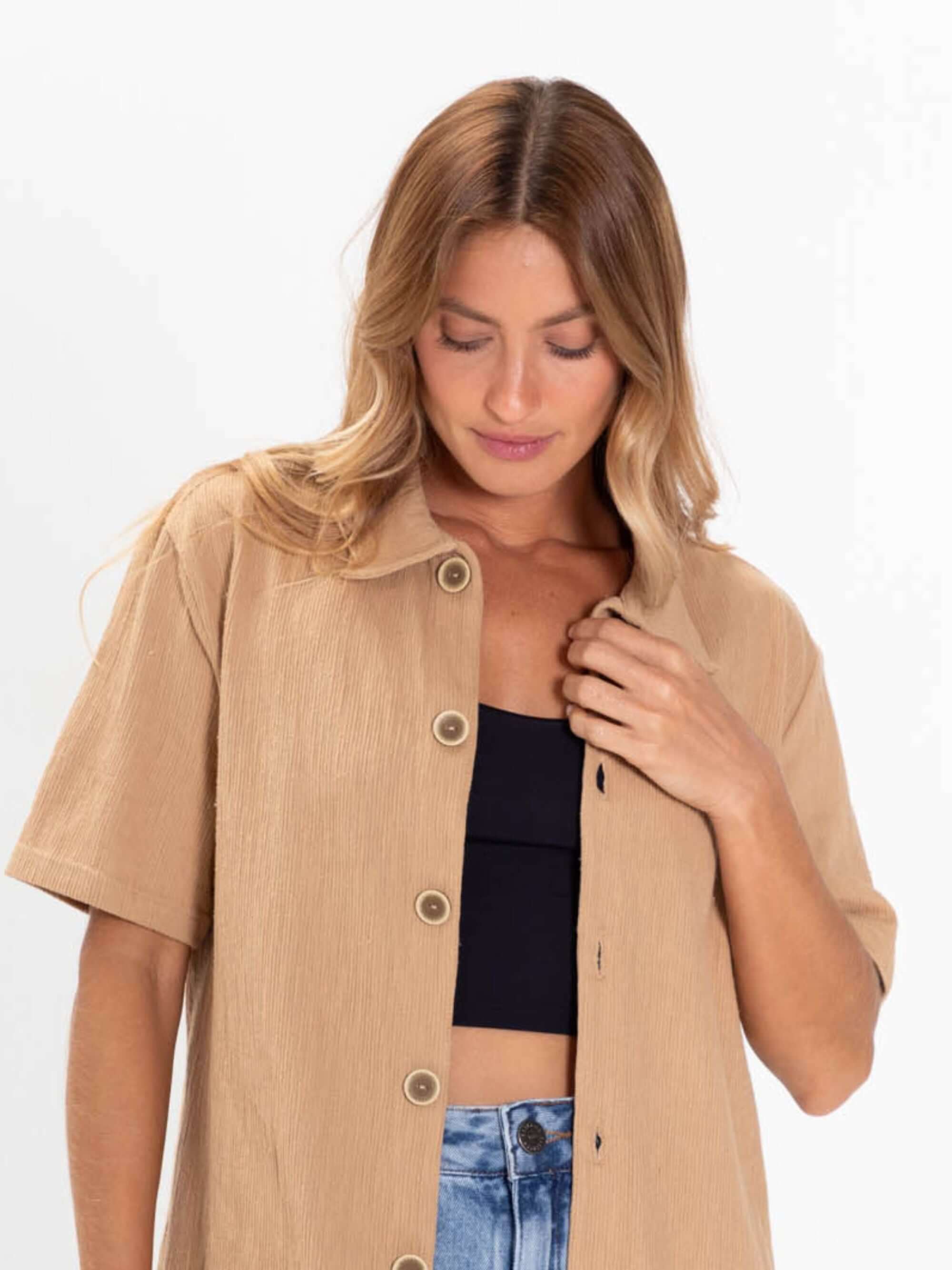 Blusa Agatha bege da marca Greenish, estilo casual, com botões e mangas curtas, ideal para o verão.