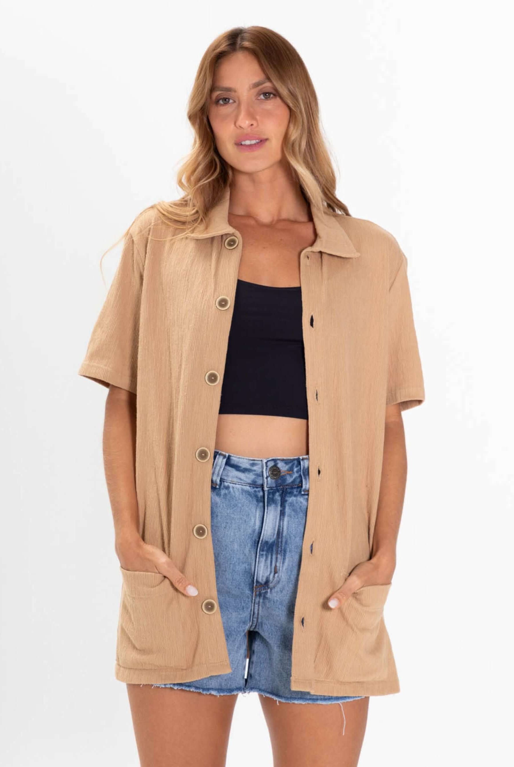 BLUSA AGATHA bege da marca Greenish, estilo descontraído, perfeita para o verão, com botões e bolsos.