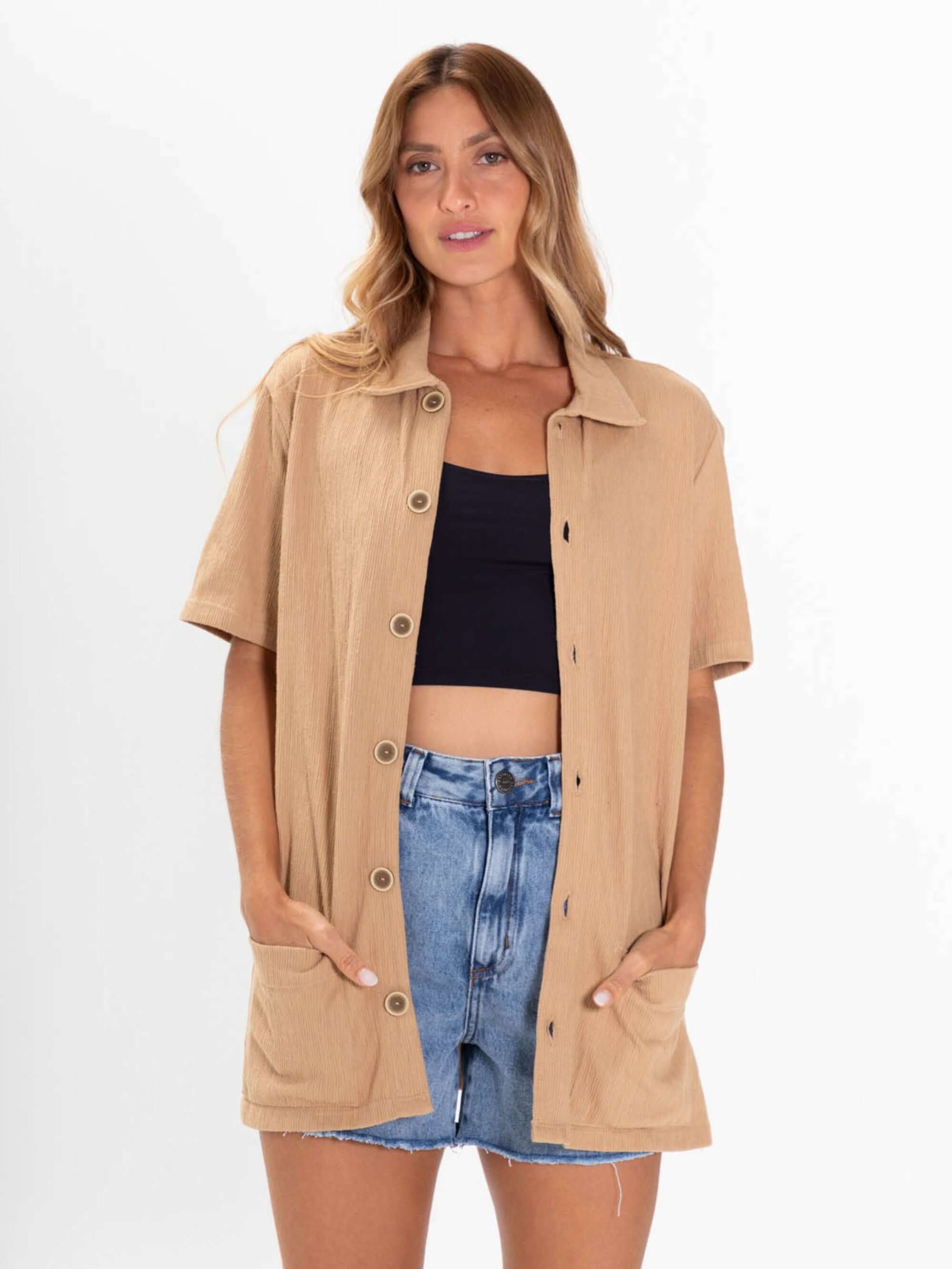 BLUSA AGATHA bege da marca Greenish, estilo descontraído, perfeita para o verão, com botões e bolsos.