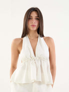 Blusa Deli off white da Greenish em linho premium, com amarração e babado fluido, ideal para dias quentes.