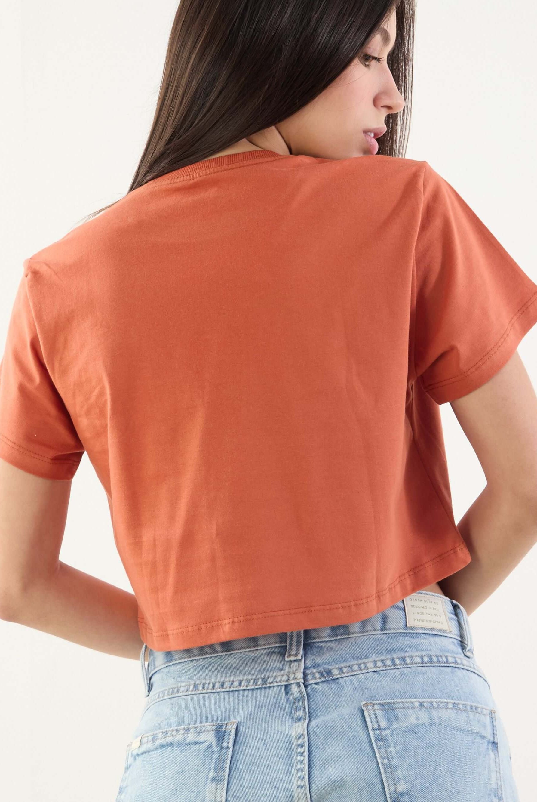 Camiseta cropped verde da marca Greenish, com modelagem puff, vista traseira, ideal para looks descontraídos.