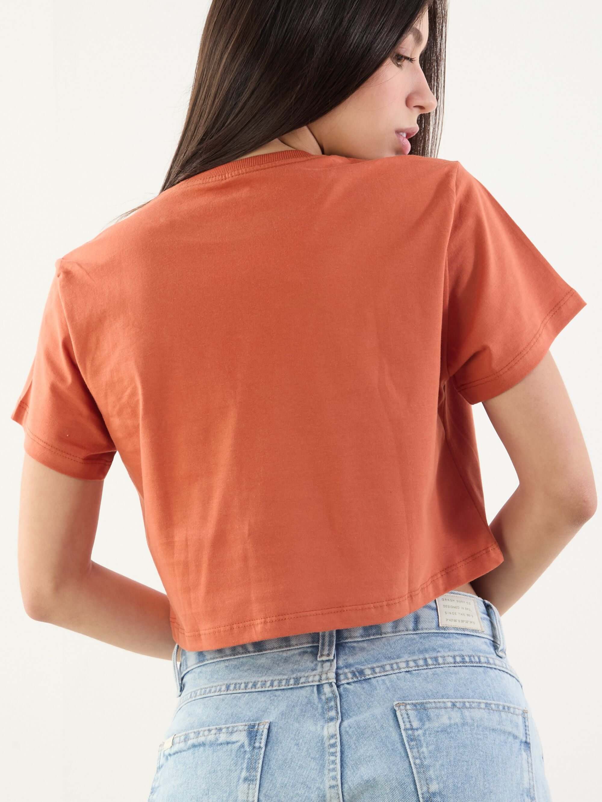 Camiseta cropped verde da marca Greenish, com modelagem puff, vista traseira, ideal para looks descontraídos.