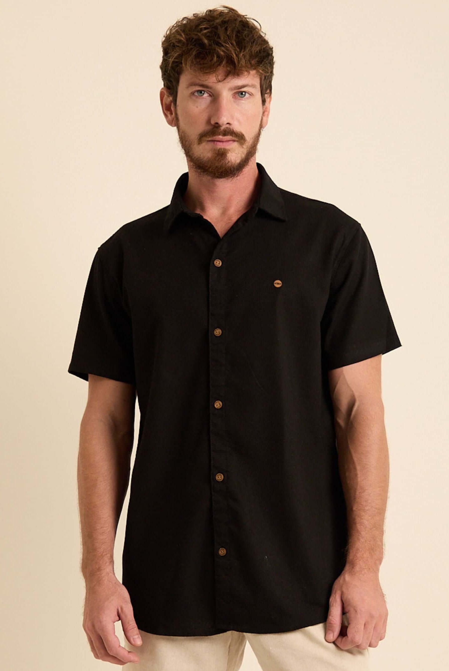 Camisa botão linha manga curta preta da Greenish, ideal para looks casuais e modernos.