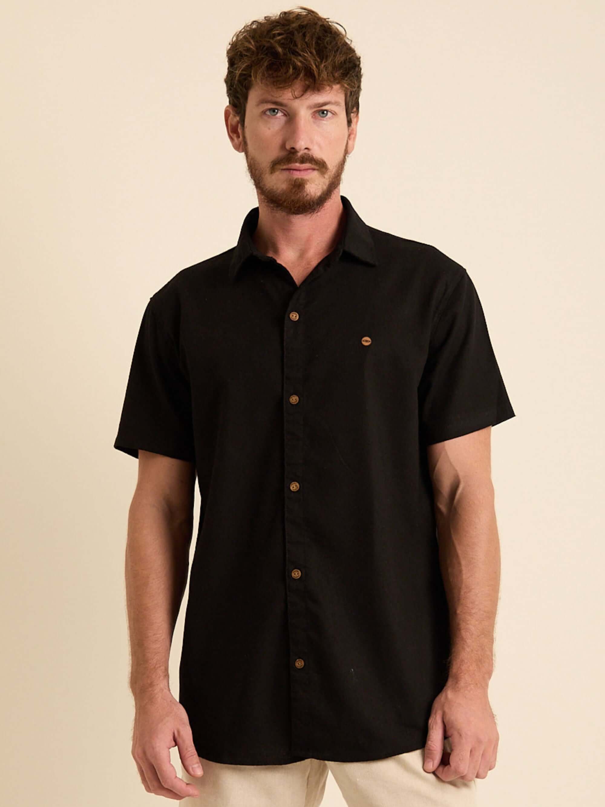 Camisa botão linha manga curta preta da Greenish, ideal para looks casuais e modernos.